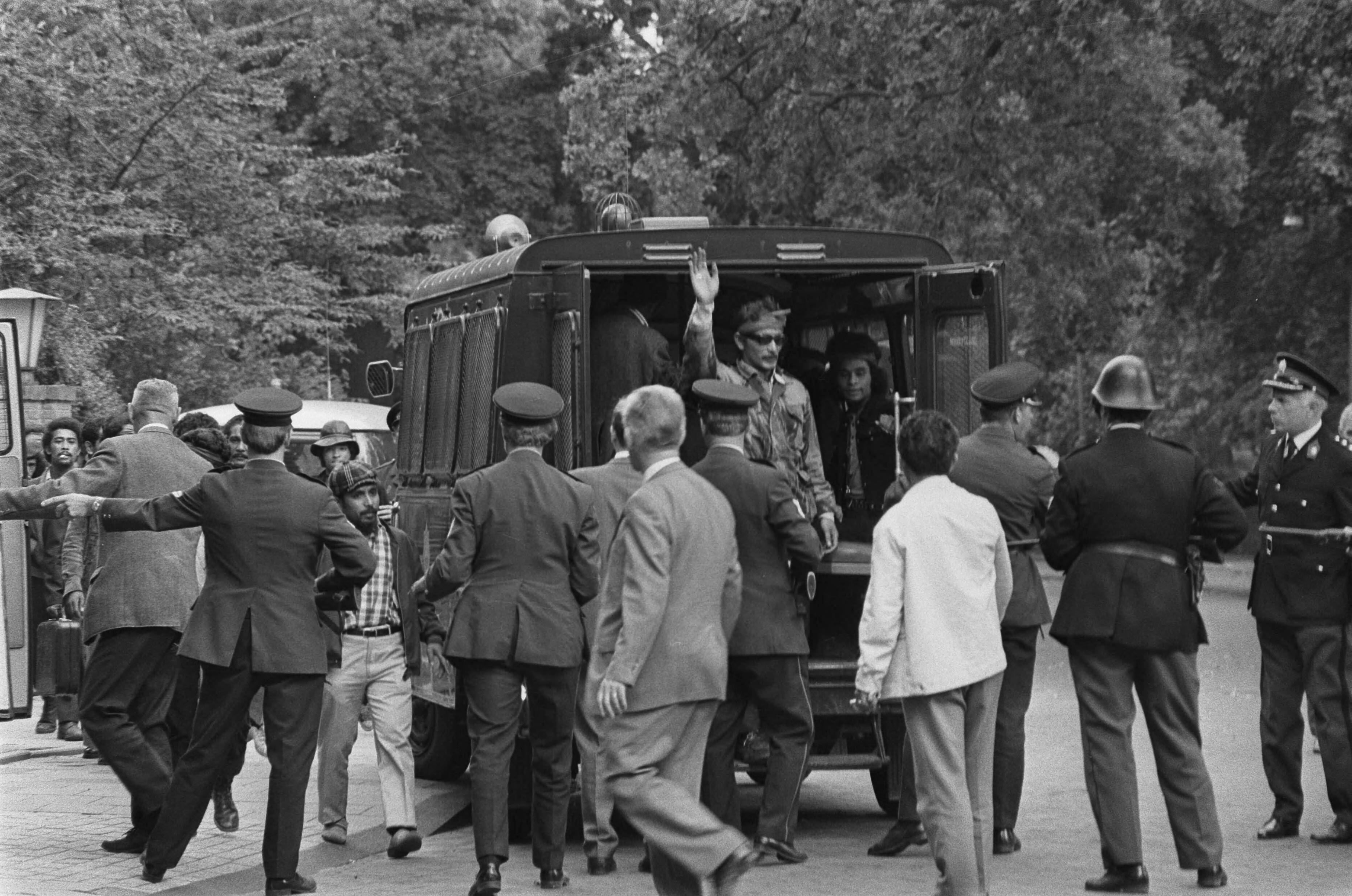 Fotocollectie Anefo — Ambonezen bezetten woning van Indonesische Ambassadeur, Wassenaar; Ambonezen verlaten de woning — Foto: Evers, Joost / Anefo. Licentie: Set B: Rechtenvrij / Publiek Domein. Bron: Nationaal Archief. http://hdl.handle.net/10648/aba17e18-d0b4-102d-bcf8-003048976d84
