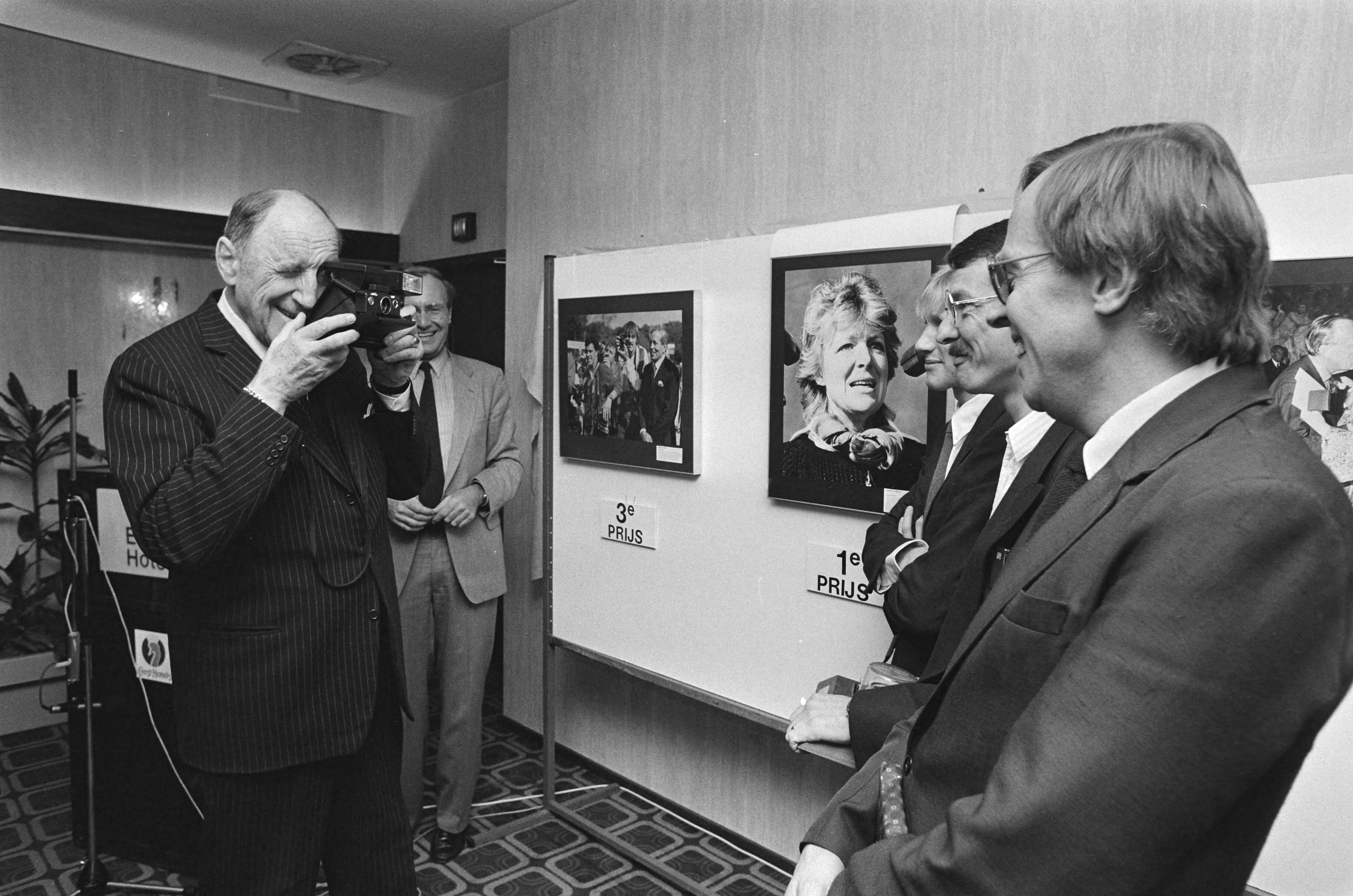 Fotocollectie Anefo — Mr. J. M. A. H. Luns heeft vandaag in Scheveningen het Oranje Wisselobejctief uitgereikt aan Anefo fotograaf Rob C. Croes — Foto: Bogaerts, Rob / Anefo. Licentie: Set B: Rechtenvrij / Publiek Domein. Bron: Nationaal Archief. http://hdl.handle.net/10648/ad3df918-d0b4-102d-bcf8-003048976d84