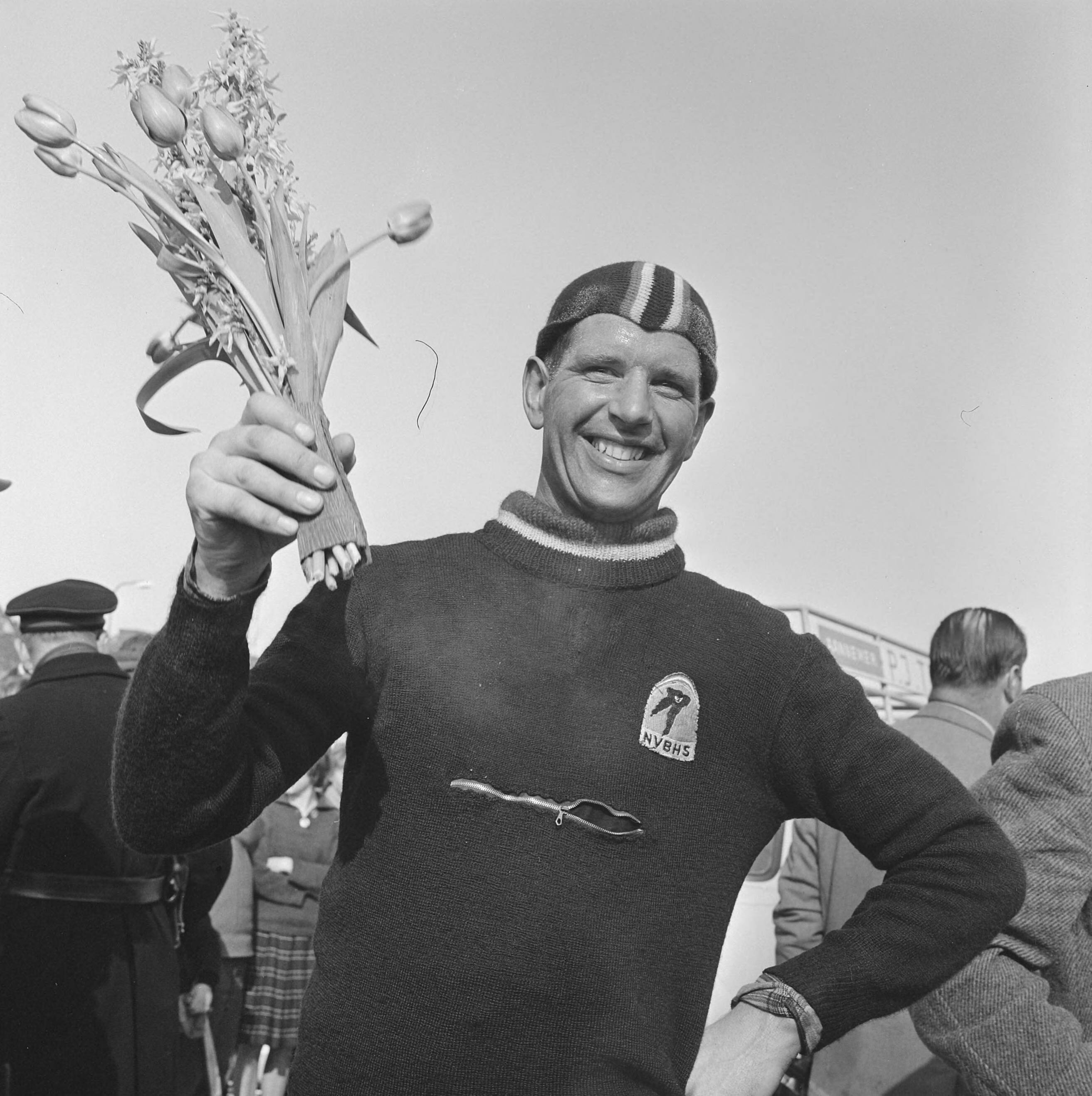 Fotocollectie Anefo — Schaatswedstrijd over het IJselmeer, 170 kilometer . Jan van der Hoorn uit Ter Aar als eerste te Medemblik — Foto: Koch, Eric / Anefo. Licentie: Set B: Rechtenvrij / Publiek Domein. Bron: Nationaal Archief. http://hdl.handle.net/10648/aa2c1728-d0b4-102d-bcf8-003048976d84