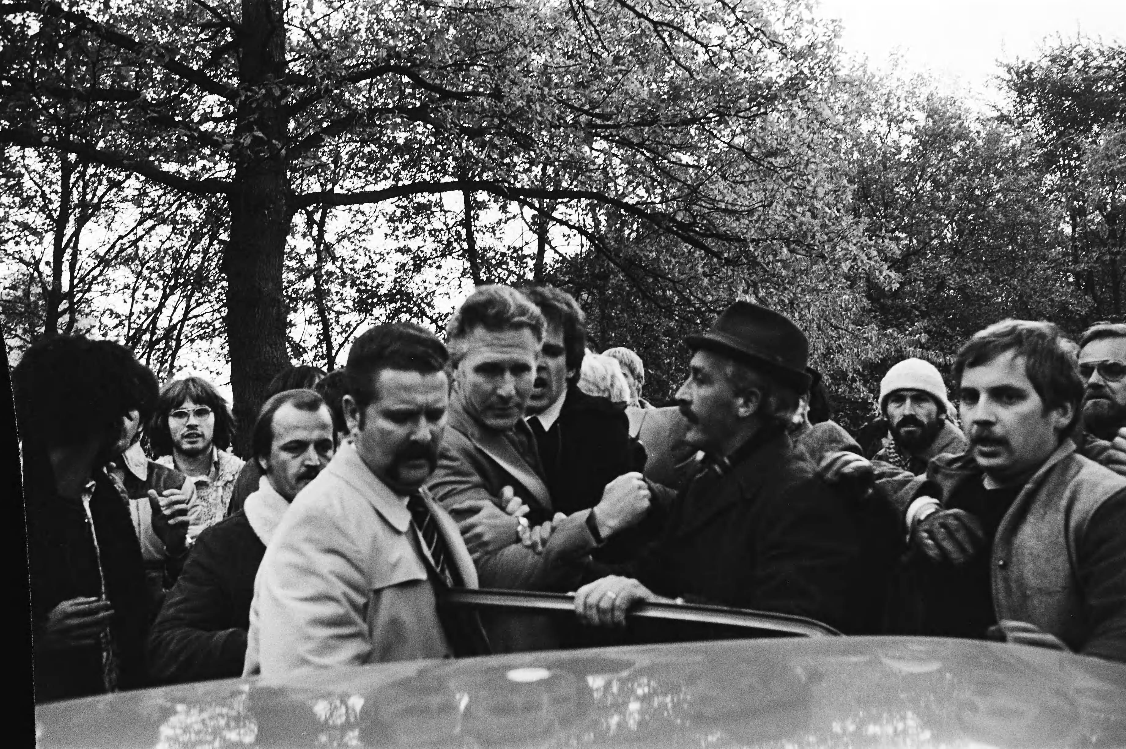 Manifestatie in de bossen van Soestduinen tegen het neofascisme — Joop Glimmerveen, leider van de Volksunie, betrokken bij een handgemeen — Foto: Suyk, Koen / Anefo. Licentie: Set B: Rechtenvrij / Publiek Domein. Bron: Nationaal Archief. http://hdl.handle.net/10648/acd3acb6-d0b4-102d-bcf8-003048976d84