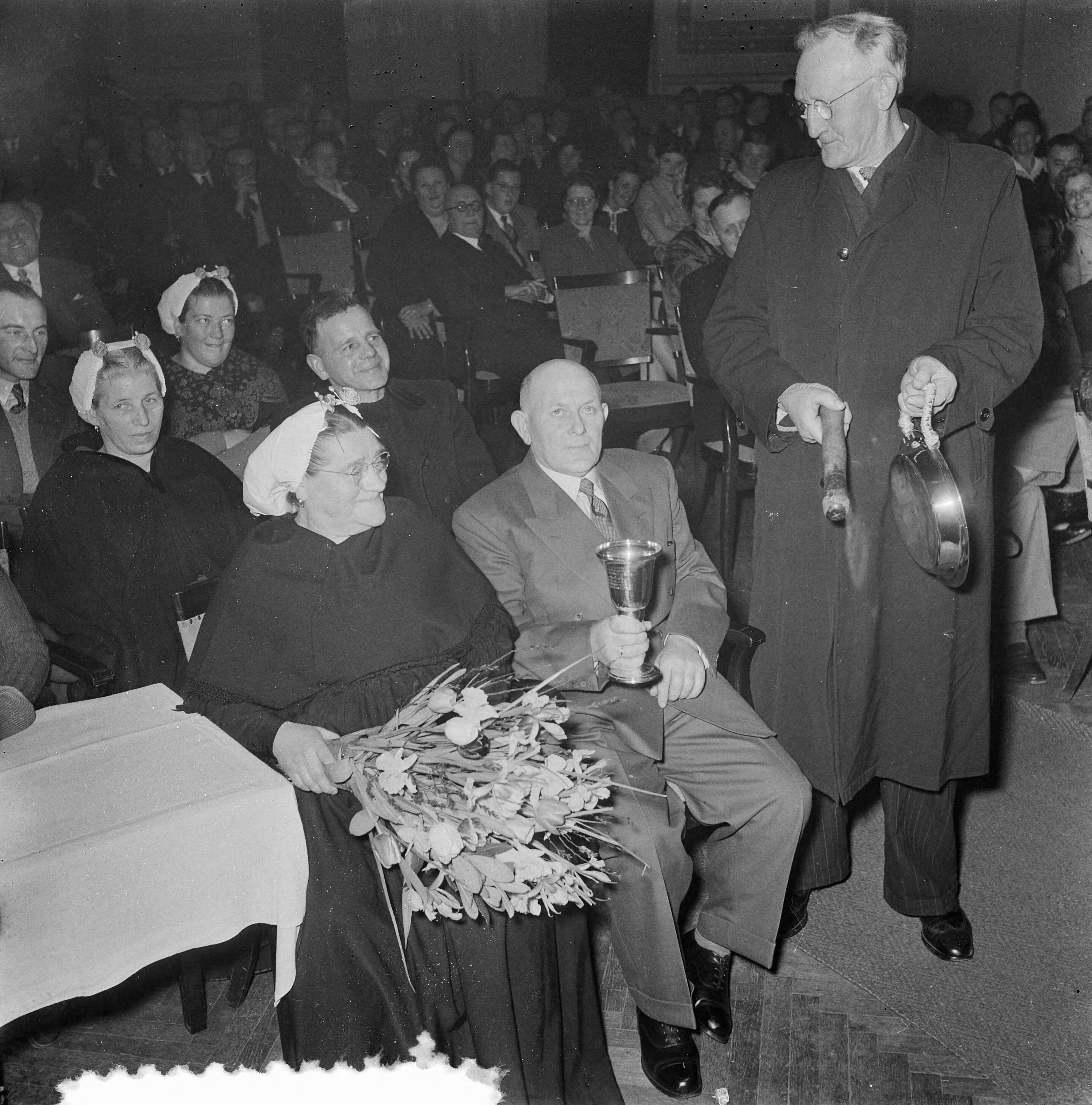 Fotocollectie Anefo — Prijsuitreiking in Den Haag voor Bedrijfschapprijzen voor best verzorgde vis — Foto: Noske, J.D. / Anefo. Licentie: Set B: Rechtenvrij / Publiek Domein. Bron: Nationaal Archief. http://hdl.handle.net/10648/a91e7e0c-d0b4-102d-bcf8-003048976d84