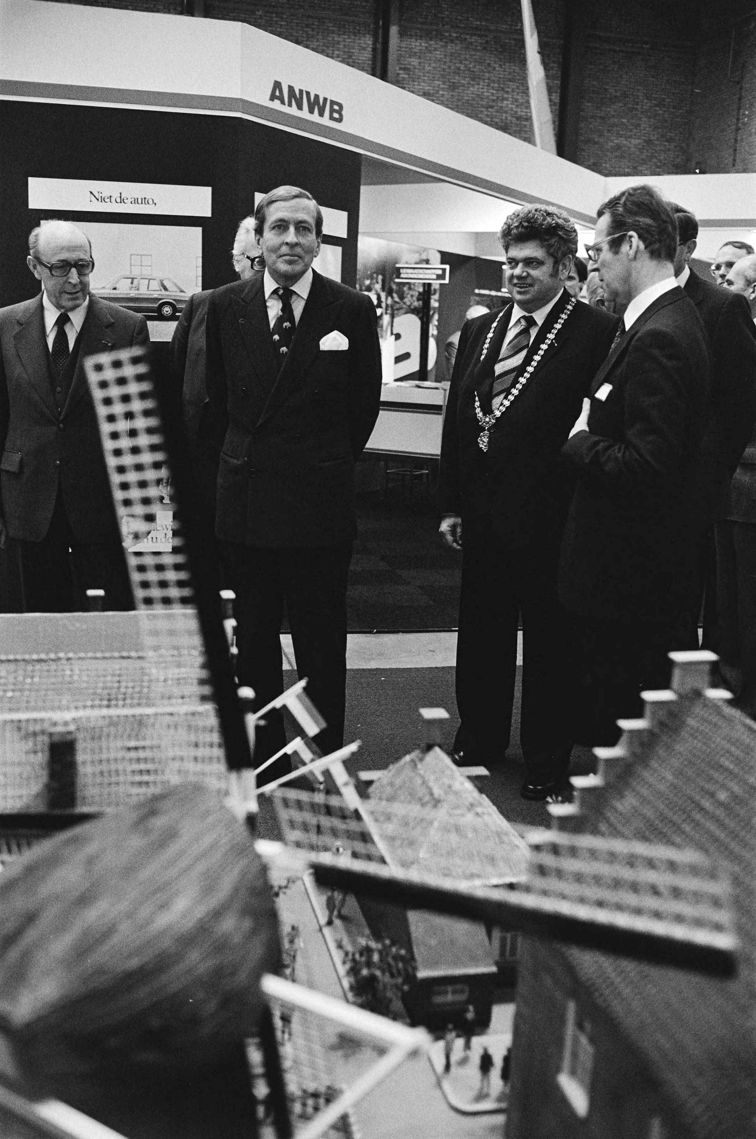 Fotocollectie Anefo — Prins Claus opent Vakantie 1980 in Utrecht; tijdens rondgang — Foto: Suyk, Koen / Anefo. Licentie: Set B: Rechtenvrij / Publiek Domein. Bron: Nationaal Archief. http://hdl.handle.net/10648/acd8a61c-d0b4-102d-bcf8-003048976d84