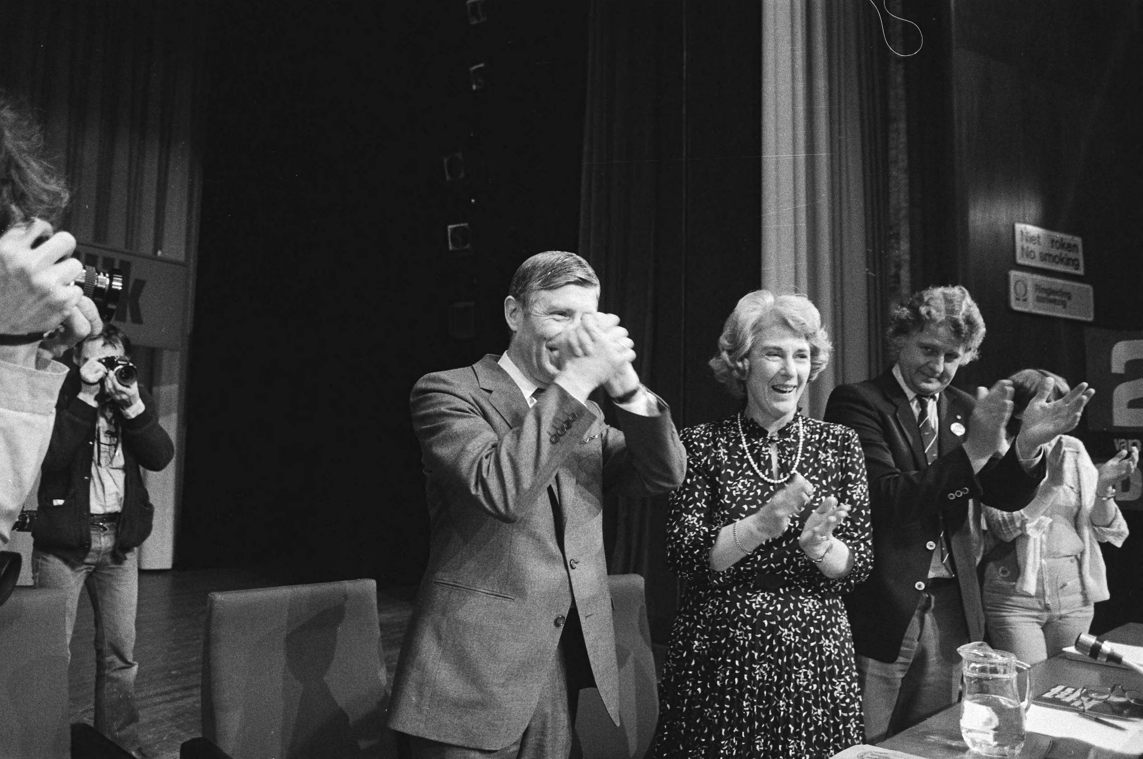 Fotocollectie Anefo — CDA-bijeenkomst in Jaarbeurs congrescentrum te Utrecht, begin verkiezingscampagne, Premier Van Agt, Min. Gardeniers en voorzitter Bukman — Foto: Dijk, Hans van / Anefo. Licentie: Set B: Rechtenvrij / Publiek Domein. Bron: Nationaal Archief. http://hdl.handle.net/10648/acf9467e-d0b4-102d-bcf8-003048976d84