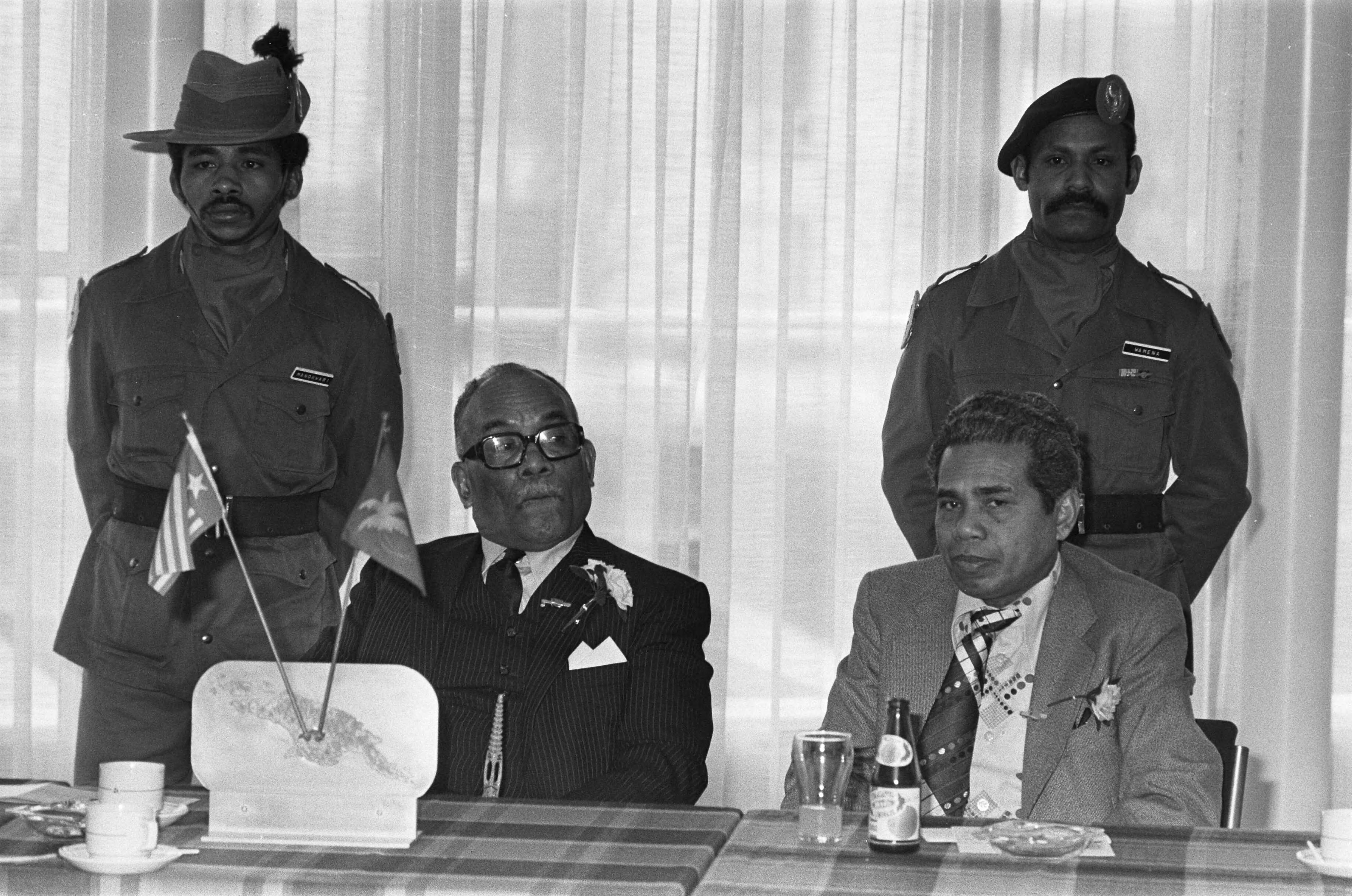 Fotocollectie Anefo — Nationale dag van West Papua , Melanesie in Congrescentru Den Haag ; president M. W. Kaisiepo (links) en heer Palaima (rechts) — Foto: Peters, Hans / Anefo. Licentie: Set B: Rechtenvrij / Publiek Domein. Bron: Nationaal Archief. http://hdl.handle.net/10648/ac787d78-d0b4-102d-bcf8-003048976d84