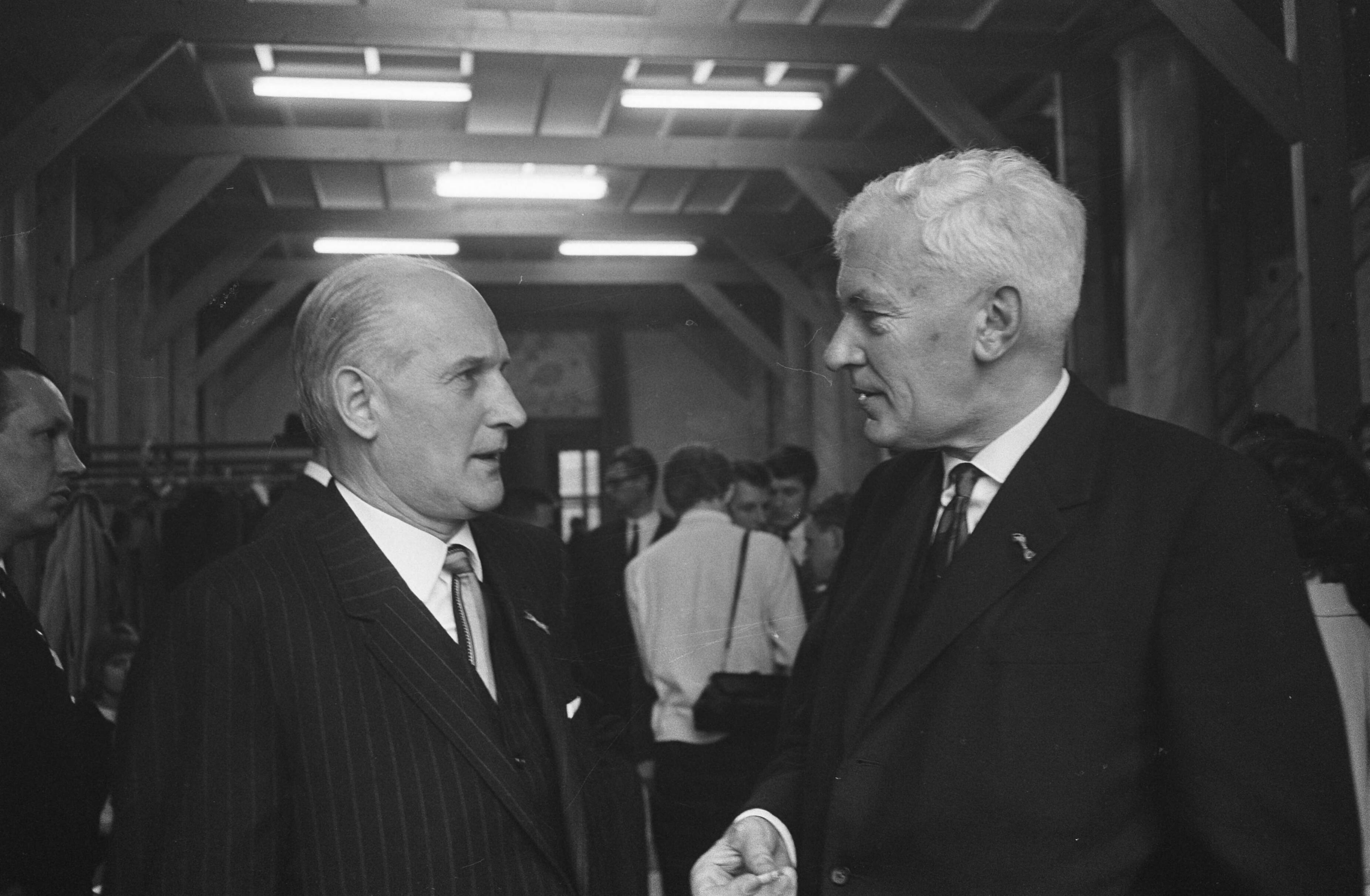 Fotocollectie Anefo — Conferentie van Raad van Jongeren van Verbond van Wereldfederalisten in Paleis Noordeinde te Den Haag — Foto: Koch, Eric / Anefo. Licentie: Set B: Rechtenvrij / Publiek Domein. Bron: Nationaal Archief. http://hdl.handle.net/10648/aae4c4ee-d0b4-102d-bcf8-003048976d84