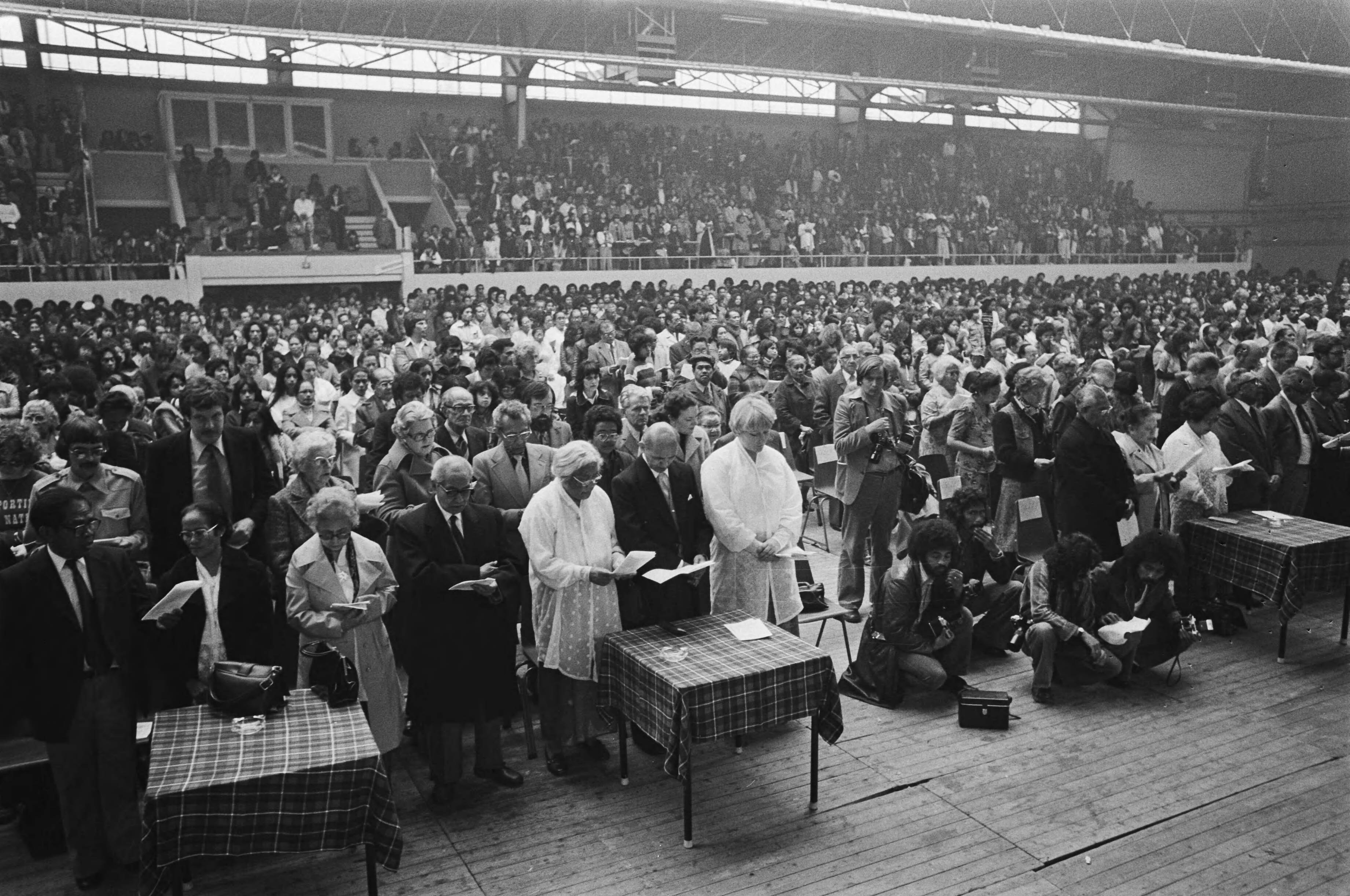 Zuid-Molukkers herdenken in Den Haag hun onafhankelijkheidsproclamatie van 25 april 1950 — De Molukse gemeenschap bijeen in de Haagse Houtrusthallen — Foto: Peters, Hans / Anefo. Licentie: Set B: Rechtenvrij / Publiek Domein. Bron: Nationaal Archief. http://hdl.handle.net/10648/ac9a6b36-d0b4-102d-bcf8-003048976d84