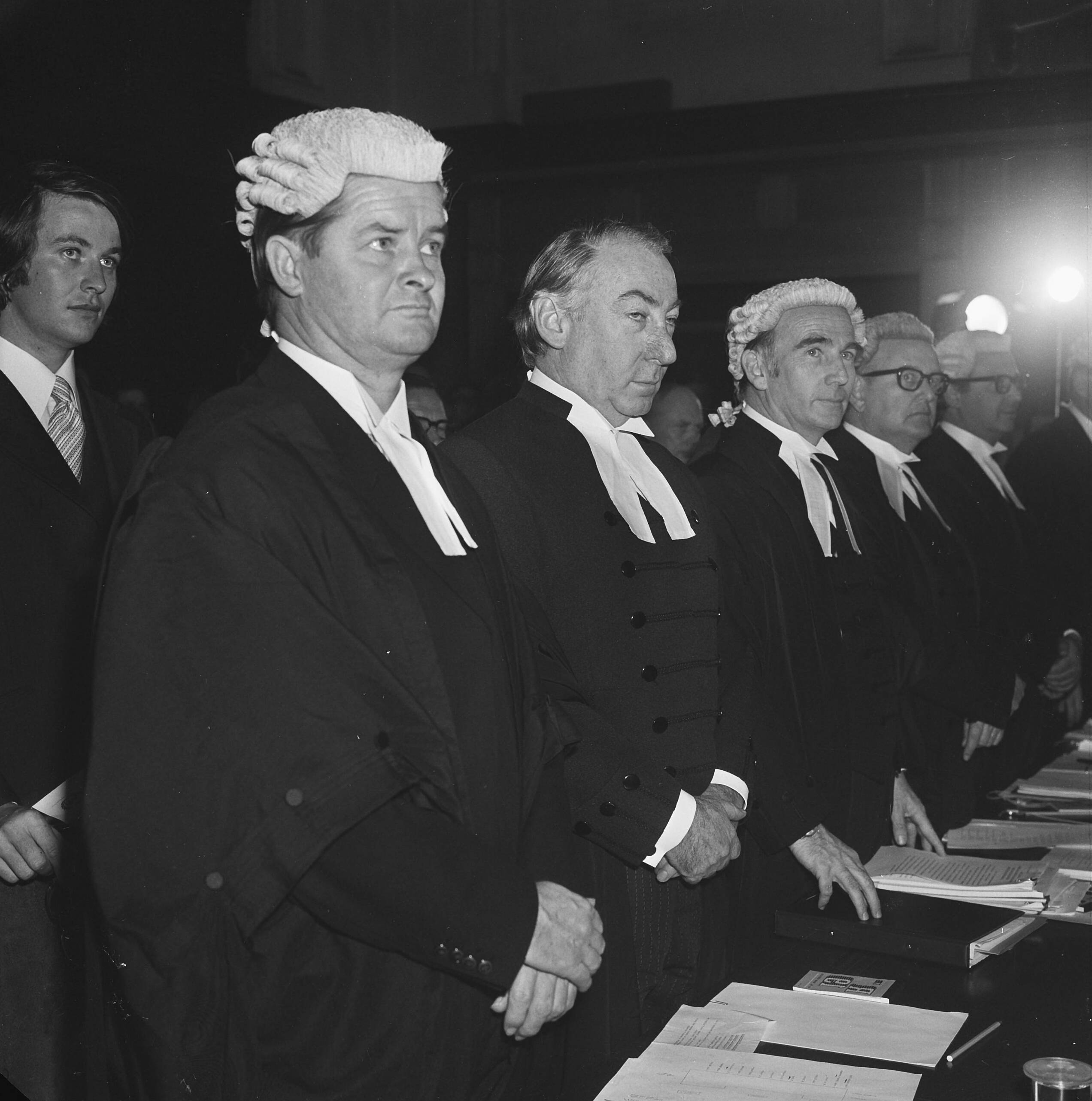 Fotocollectie Anefo — Internationaal gerechtshof te Den Haag houdt hoorzitting i.v.m. Australische klacht over Franse kernproef, tweede rechts Lionel Murphy (Australie) — Foto: Mieremet, Rob / Anefo. Licentie: Set B: Rechtenvrij / Publiek Domein. Bron: Nationaal Archief. http://hdl.handle.net/10648/ac2ce318-d0b4-102d-bcf8-003048976d84