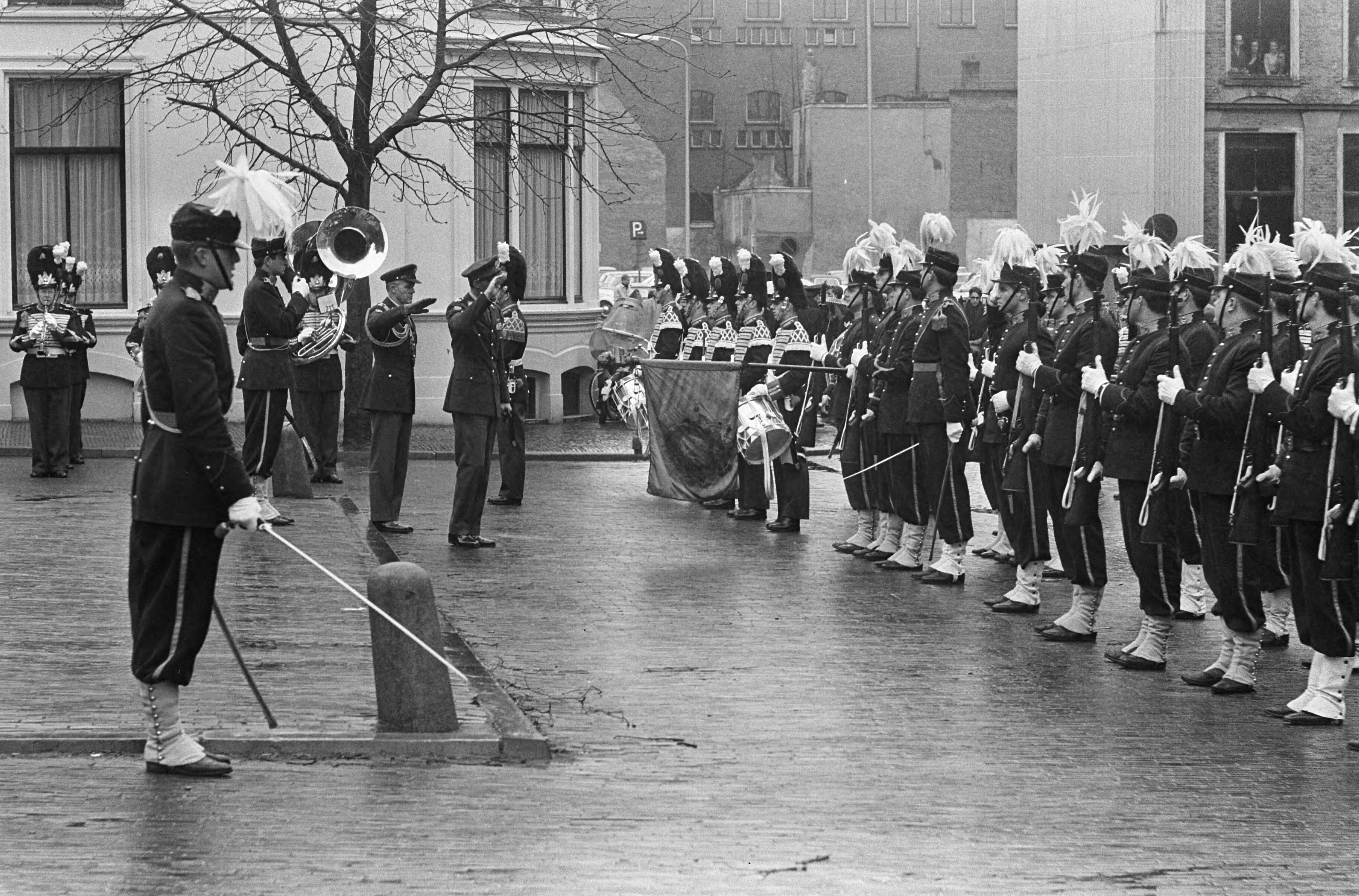 Fotocollectie Anefo — Prins Bernhard bij Utrechtse Studenten Weerbaarheid, Zijne Koninklijke Hoogheid en A.P. Besier inspecteren troepen — Foto: Koch, Eric / Anefo. Licentie: Set B: Rechtenvrij / Publiek Domein. Bron: Nationaal Archief. http://hdl.handle.net/10648/aae29f8e-d0b4-102d-bcf8-003048976d84