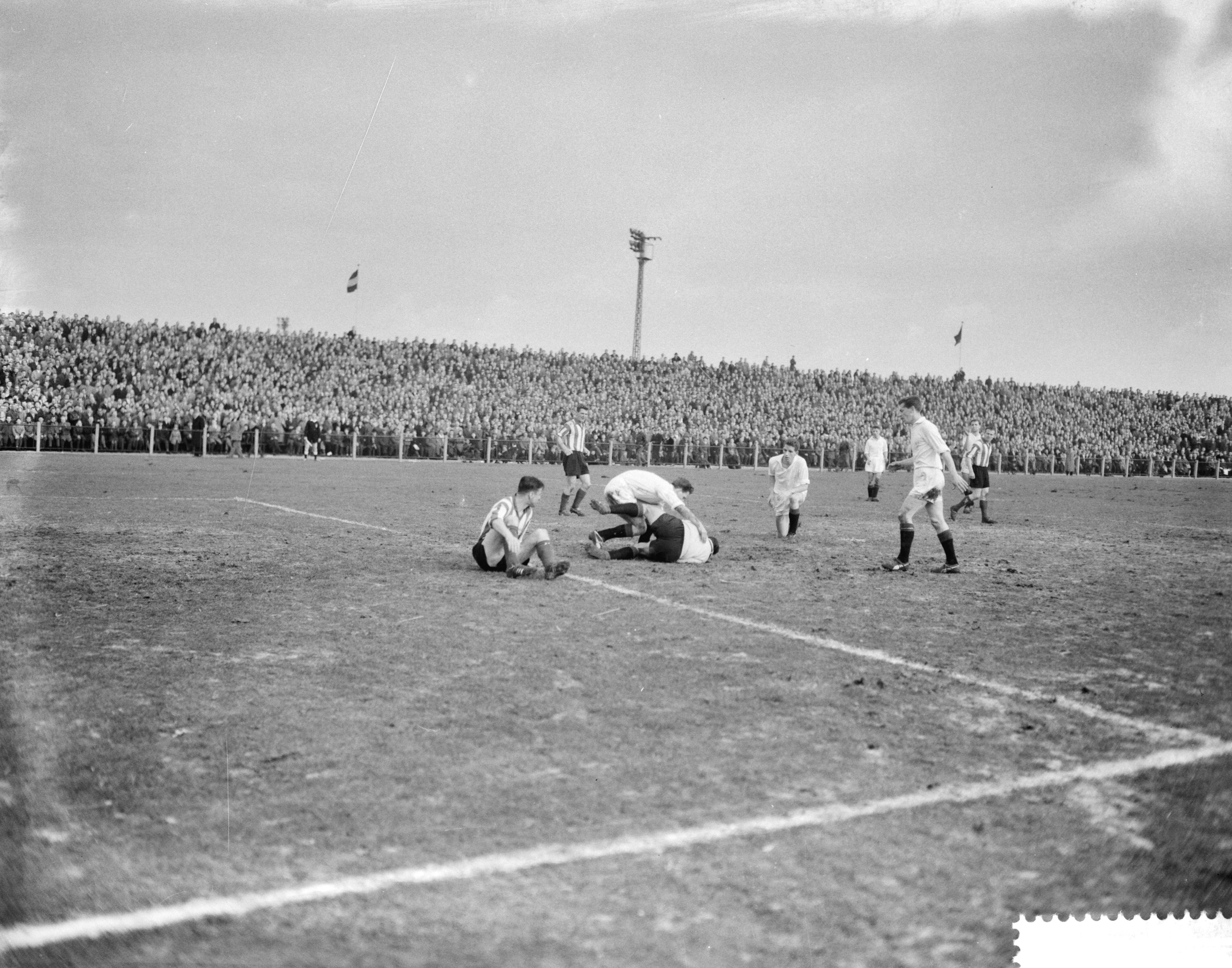Fotocollectie Anefo — Voetbal. ADO tegen PSV 2-1. Spelmoment voor ADO doel — Foto: Bilsen, Joop van / Anefo. Licentie: Set B: Rechtenvrij / Publiek Domein. Bron: Nationaal Archief. http://hdl.handle.net/10648/a9c8f10c-d0b4-102d-bcf8-003048976d84