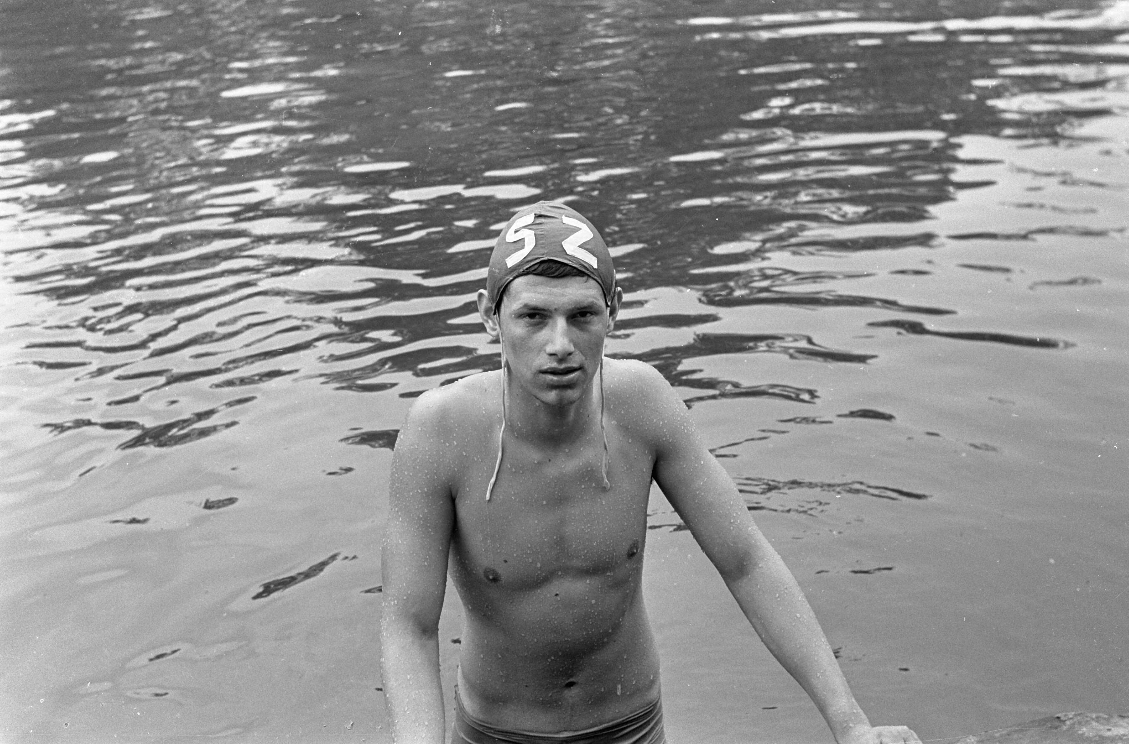 Fotocollectie Anefo — Twee kilometer zwemwedstrijd Loosdrechtseplassen, winnaar bij de schoolslag heren, W. Mulder (Zwemlust) — Foto: Evers, Joost / Anefo. Licentie: Set B: Rechtenvrij / Publiek Domein. Bron: Nationaal Archief. http://hdl.handle.net/10648/aaacda52-d0b4-102d-bcf8-003048976d84