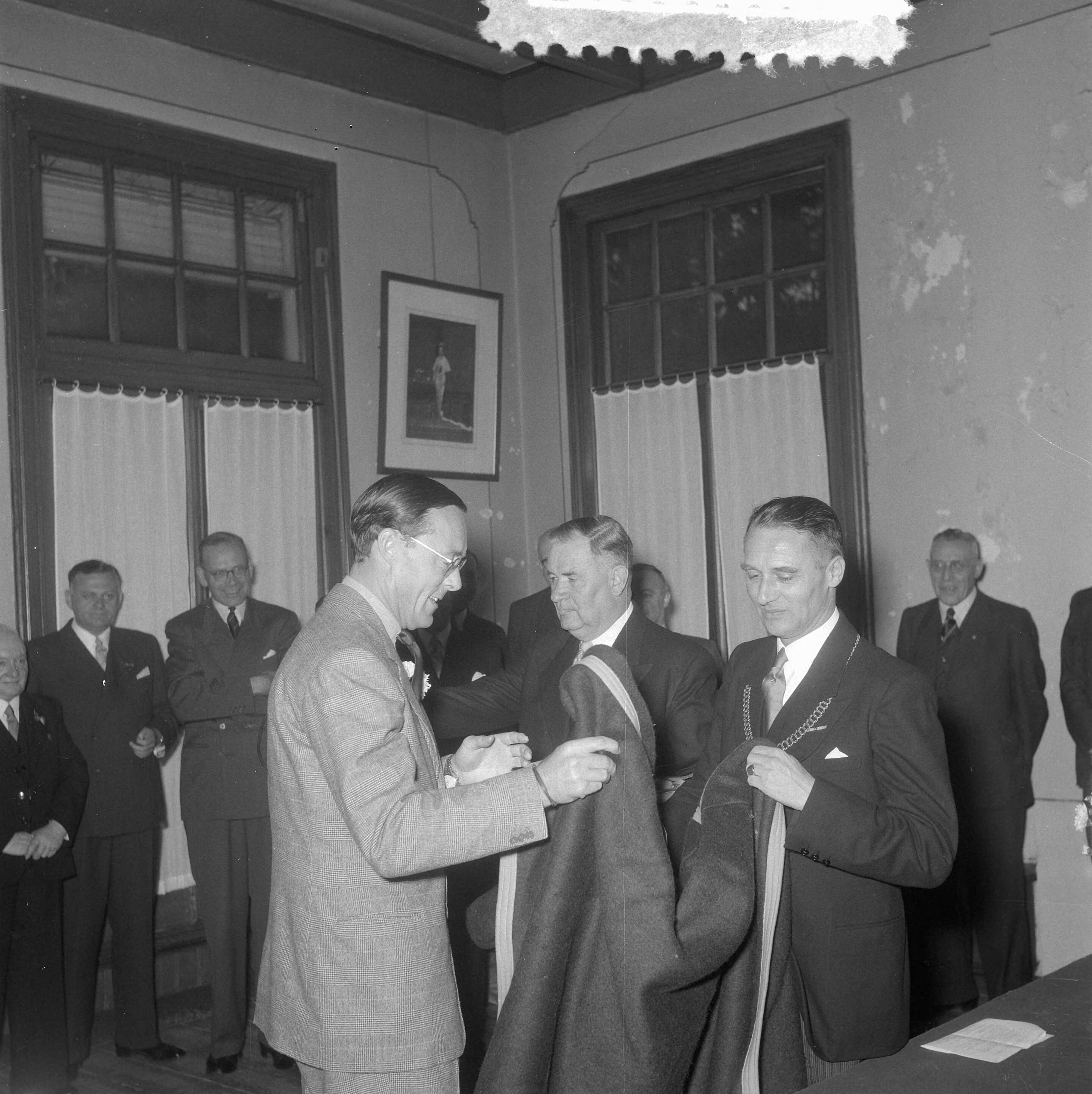 Fotocollectie Anefo — Prins Bernhard bezoekt paardenmarkt te Zuidlaren. Aanbieding van geschenken in de raadszaal. Rechts burgemeester Jan Hielke Roukema — Foto: Noske, J.D. / Anefo. Licentie: Set B: Rechtenvrij / Publiek Domein. Bron: Nationaal Archief. http://hdl.handle.net/10648/a9163fe4-d0b4-102d-bcf8-003048976d84