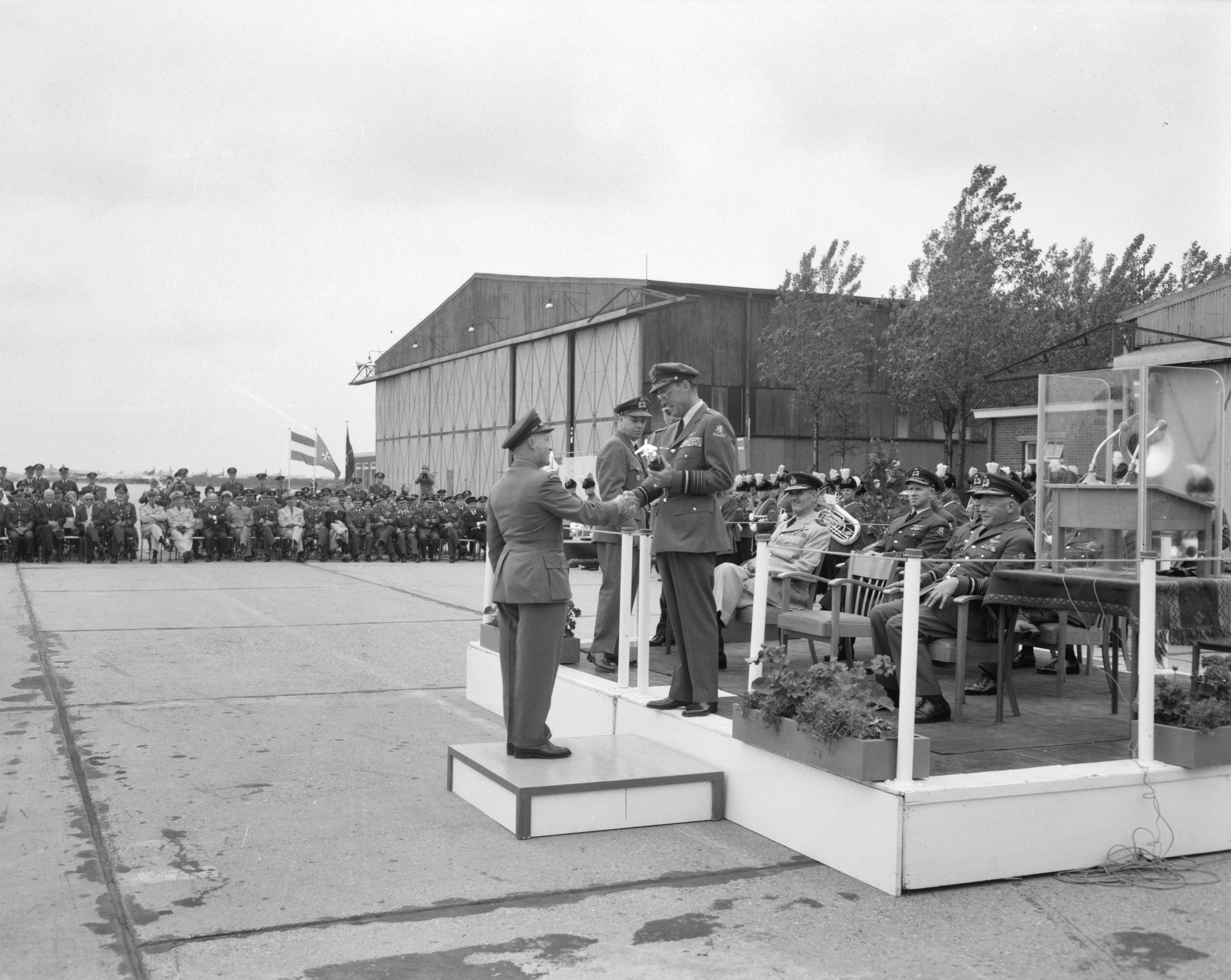Fotocollectie Anefo — Prins Bernhard reikt in Leeuwarden prijzen uit van 5e Aircent-schietcompetitie van de NAVO luchtmacht. De Canadese "squadron-leader" krijgt de 2e prijs — Foto: Bilsen, Joop van / Anefo. Licentie: Set B: Rechtenvrij / Publiek Domein. Bron: Nationaal Archief. http://hdl.handle.net/10648/aa0d64cc-d0b4-102d-bcf8-003048976d84