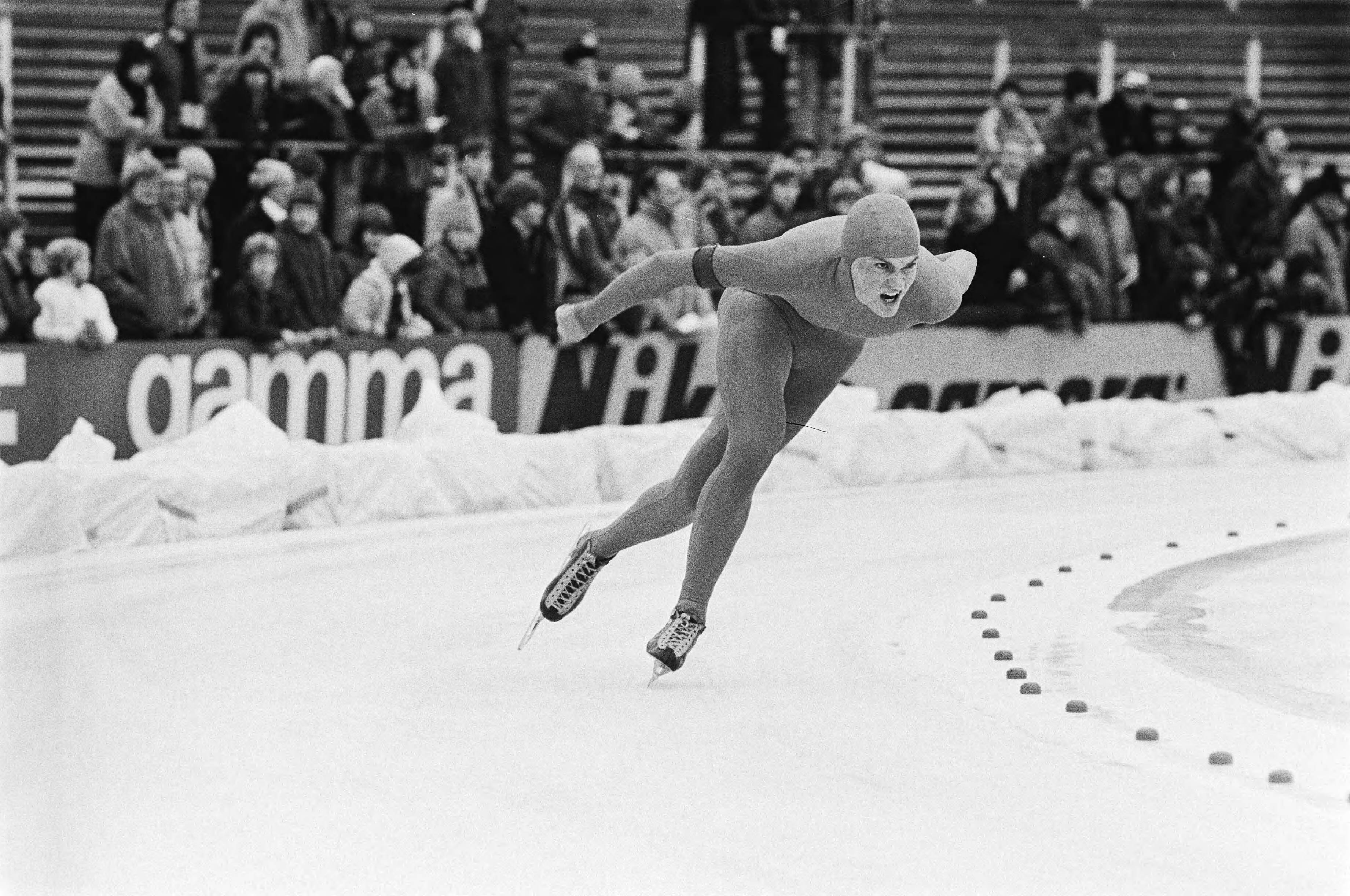 Fotocollectie Anefo — Nederlandse kampioenschappen schaatsen heren sprint in Den Haag. Jan van de Roemer in actie. — Foto: Suyk, Koen / Anefo. Licentie: Set B: Rechtenvrij / Publiek Domein. Bron: Nationaal Archief. http://hdl.handle.net/10648/acd783cc-d0b4-102d-bcf8-003048976d84