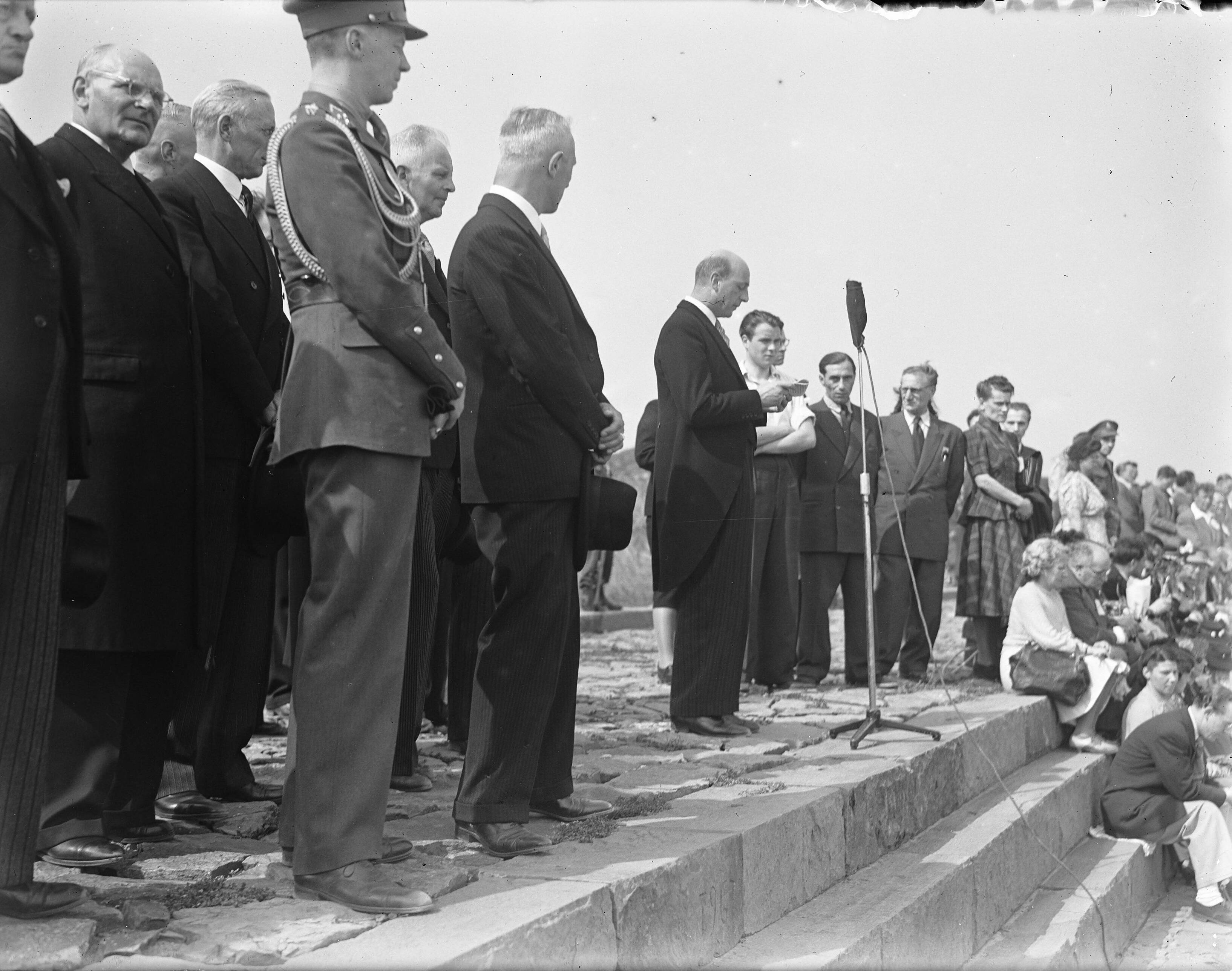 Fotocollectie Anefo — Herdenking 10e Mei 1940 Haarlem. Erebegraafplaats Overveen — Foto: Oorschot, […] van / Anefo. Licentie: Set B: Rechtenvrij / Publiek Domein. Bron: Nationaal Archief. http://hdl.handle.net/10648/a8b697e2-d0b4-102d-bcf8-003048976d84