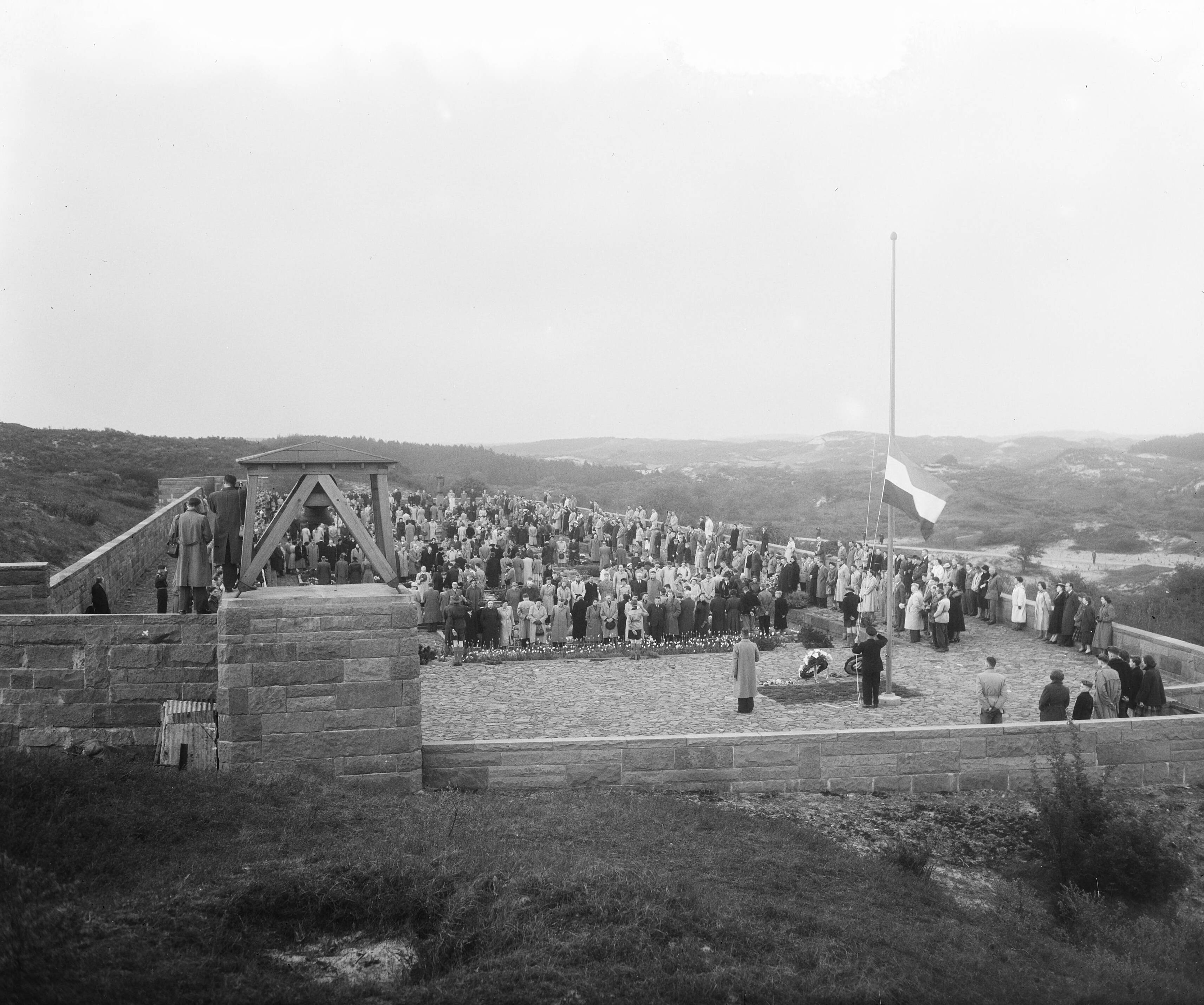 Dodenherdenking. Bloemendaal Stille Tocht — Foto: Pot, Harry / Anefo. — Licentie: Set B: Rechtenvrij / Publiek Domein. Bron: Nationaal Archief. http://hdl.handle.net/10648/a90b7bea-d0b4-102d-bcf8-003048976d84