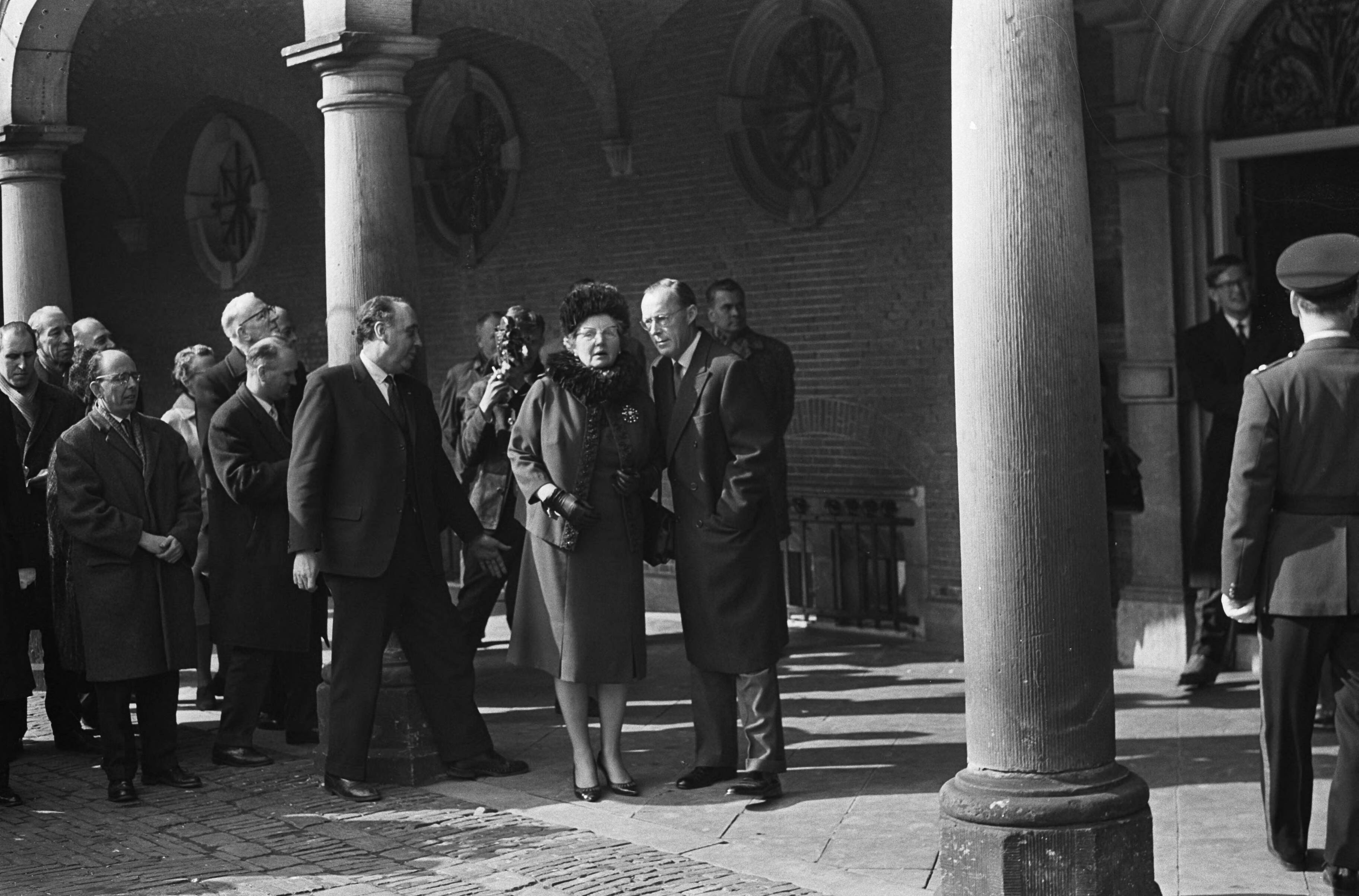 Verloofde paar prinses Margriet en Pieter van Vollenhoven in Den Haag — Verloofde paar in Den Haag , aankomst op het Binnenhof, koningin Juliana en prins Bernhard in afwachting — Foto: Evers, Joost / Anefo. Licentie: Set B: Rechtenvrij / Publiek Domein. Bron: Nationaal Archief. http://hdl.handle.net/10648/aa989cea-d0b4-102d-bcf8-003048976d84