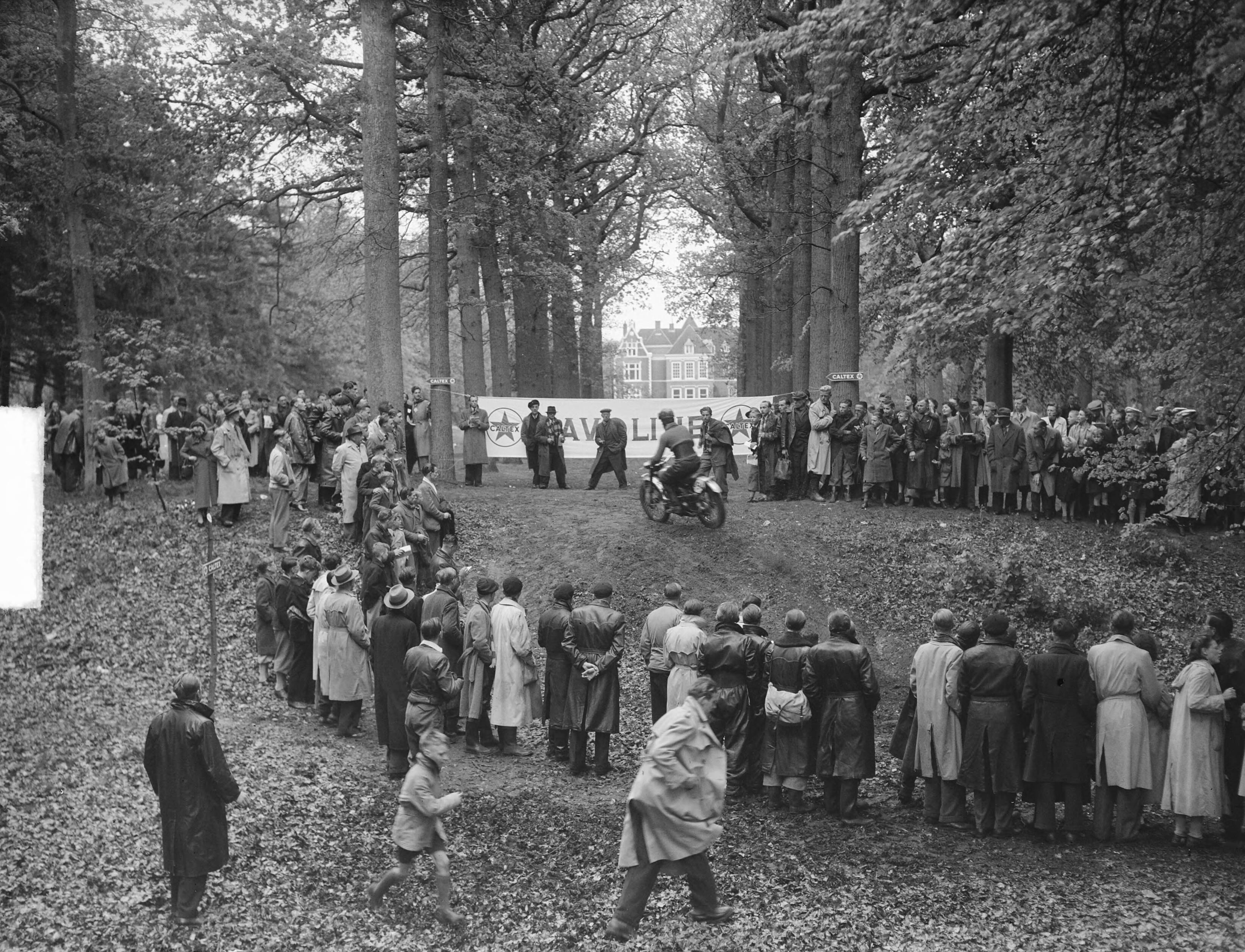 Internationaal motorraces voor terreinrijders op Duinrell (Wassenaar) — Foto: Nijs, Jac. de / Anefo. — Licentie: Set B: Rechtenvrij / Publiek Domein. Bron: Nationaal Archief. http://hdl.handle.net/10648/a8d8ac7e-d0b4-102d-bcf8-003048976d84