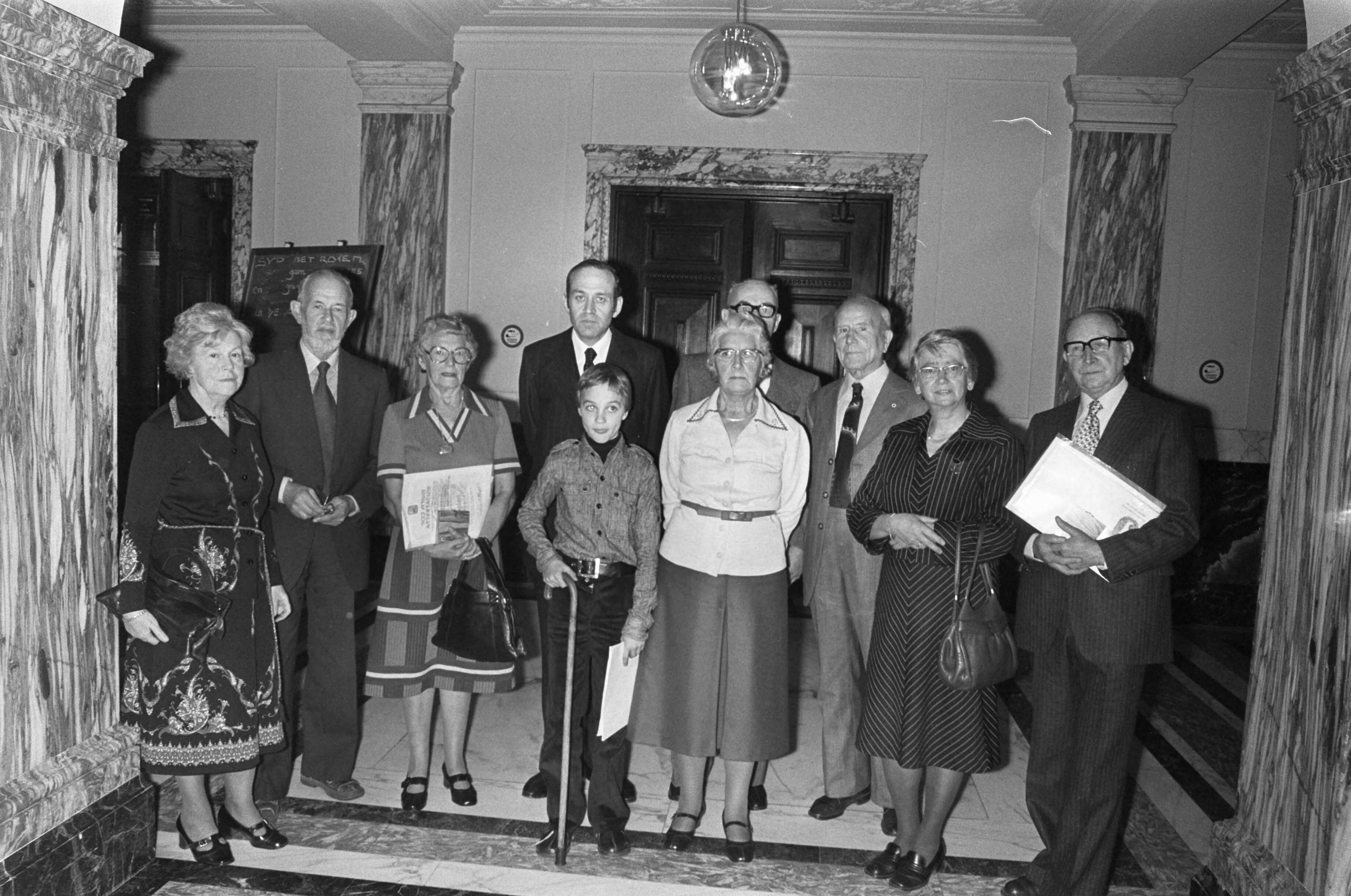 Fotocollectie Anefo — 23 november uitreiking onderscheidingen Yad Vasken in Tropenmuseum, groep Leeuwarden — Foto: Bogaerts, Rob / Anefo. Licentie: Set B: Rechtenvrij / Publiek Domein. Bron: Nationaal Archief. http://hdl.handle.net/10648/aca74e96-d0b4-102d-bcf8-003048976d84