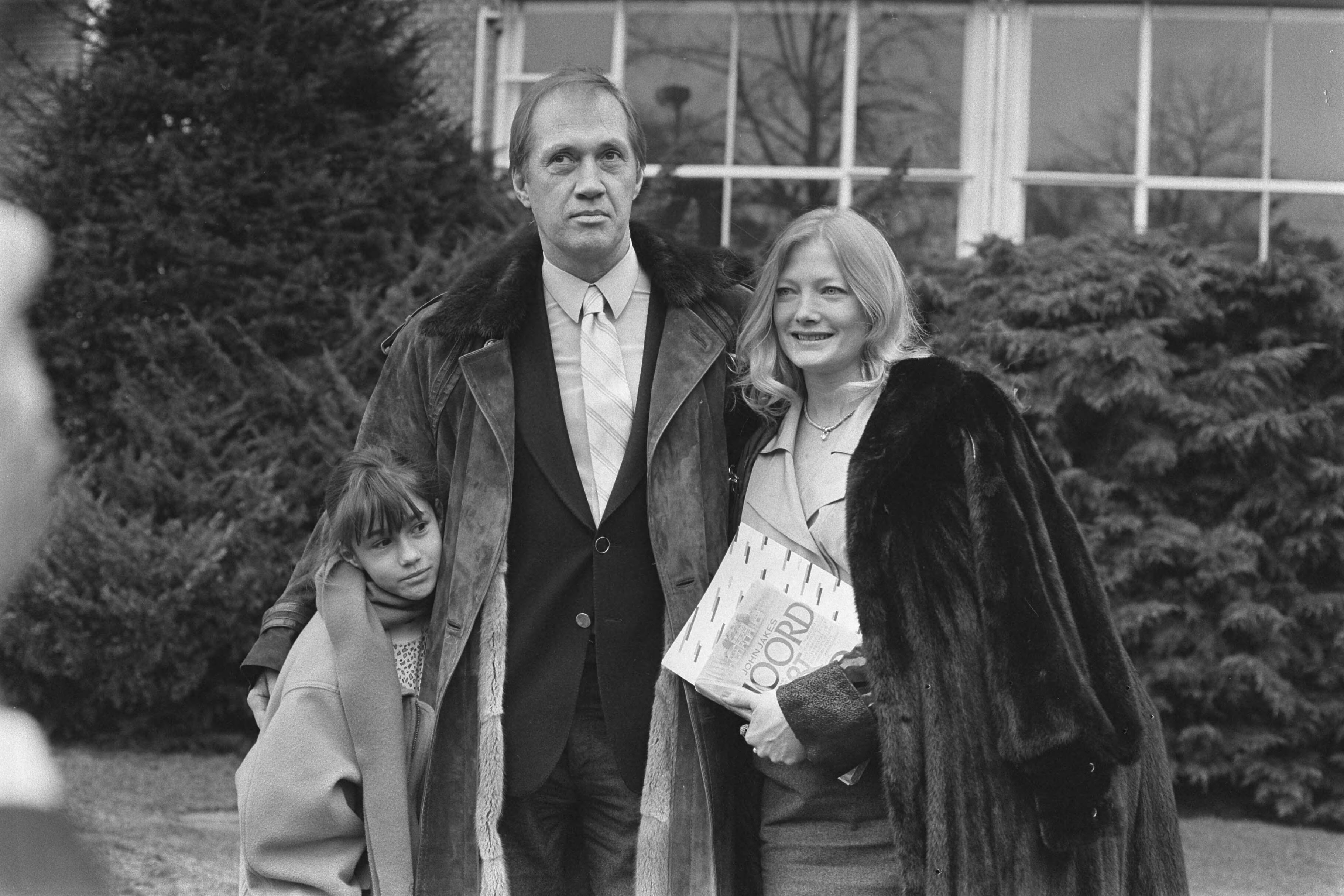 Fotocollectie Anefo — David Carradine met vrouw en kind in Hilversum voor persconferentie i.v.m. serie Noord en Zuid — Foto: Gerrits, Roland / Anefo. Licentie: Set B: Rechtenvrij / Publiek Domein. Bron: Nationaal Archief. http://hdl.handle.net/10648/ad5bf7e2-d0b4-102d-bcf8-003048976d84
