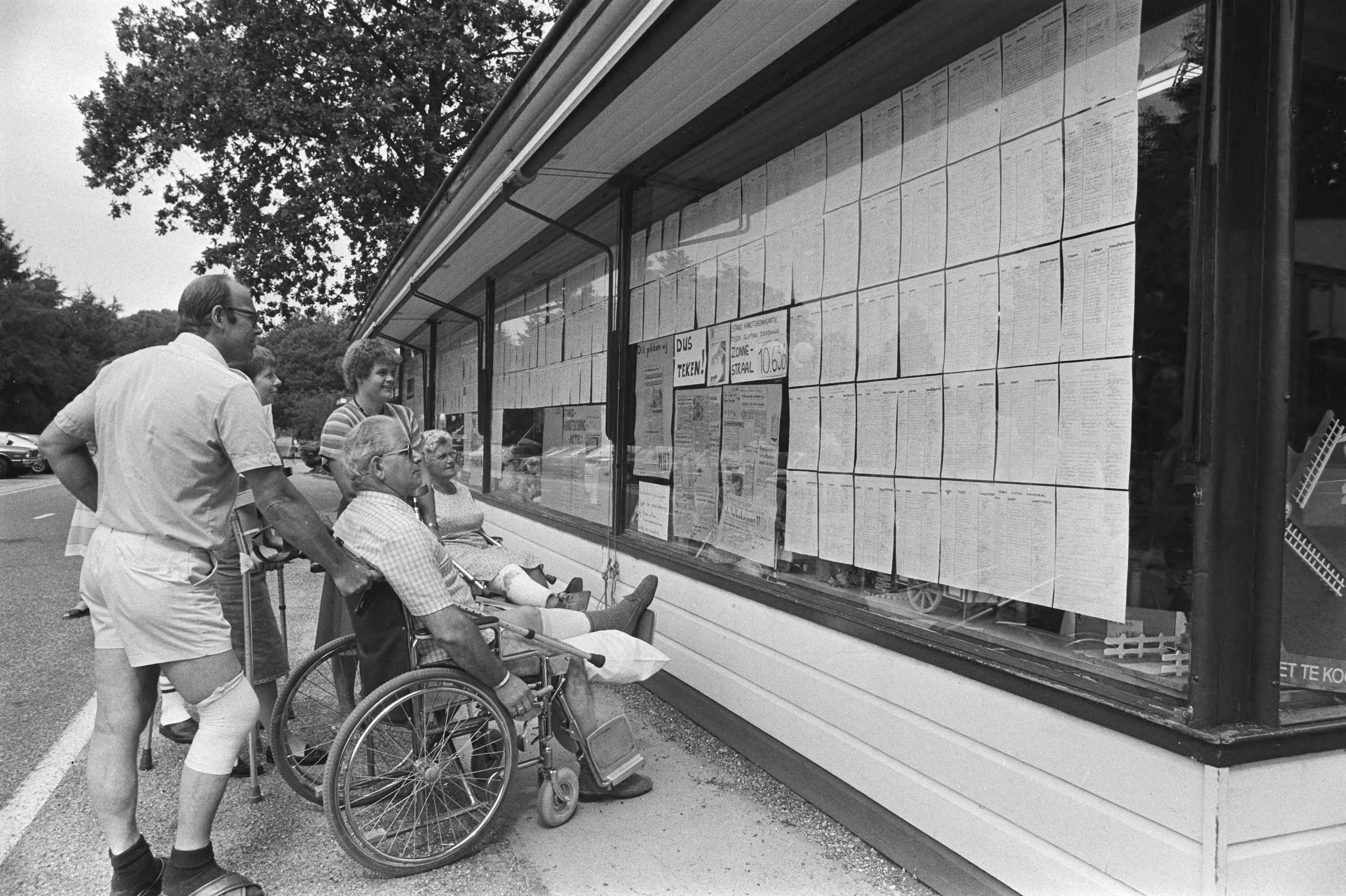 Fotocollectie Anefo — Ziekenhuis Zonnestraal in Hilversum na aangekondigde sluiting; patienten kijken naar op ramen geplakte handtekeningen — Foto: Croes, Rob C. / Anefo. Licentie: Set B: Rechtenvrij / Publiek Domein. Bron: Nationaal Archief. http://hdl.handle.net/10648/ad1bf9b2-d0b4-102d-bcf8-003048976d84