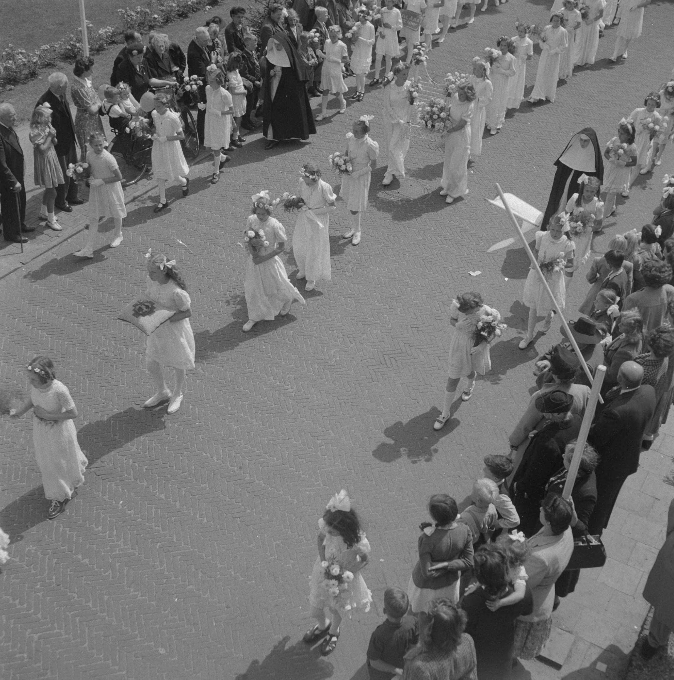 Fotocollectie Anefo — St. Jansprocessie te Laren — Foto: Oorschot, […] van / Anefo. Licentie: Set B: Rechtenvrij / Publiek Domein. Bron: Nationaal Archief. http://hdl.handle.net/10648/a8b88304-d0b4-102d-bcf8-003048976d84