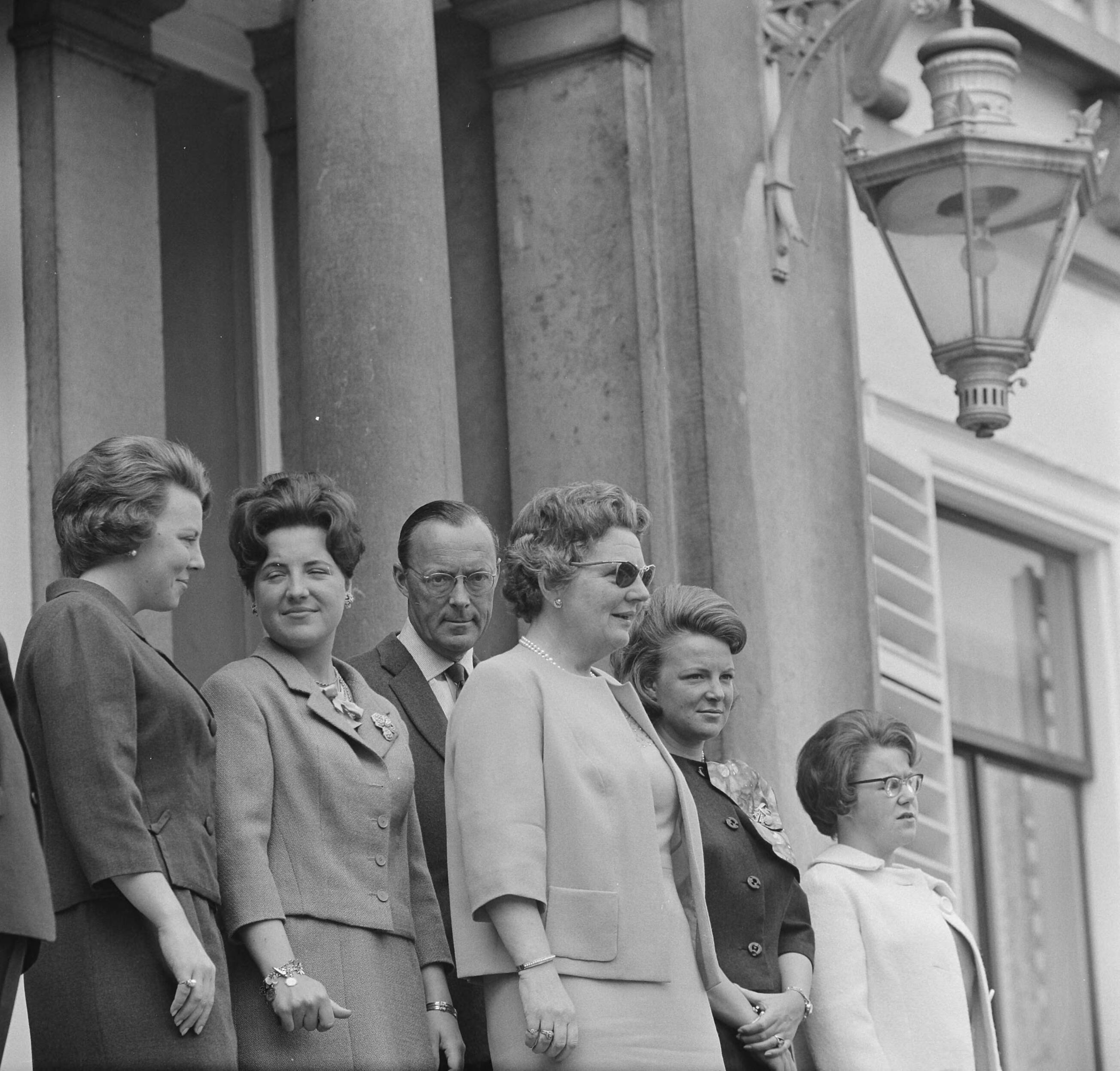 Koninginnedag 1963 — Feest op Soestdijk, de Koninklijke familie — Foto: Nijs, Jac. de / Anefo. Licentie: Set B: Rechtenvrij / Publiek Domein. Bron: Nationaal Archief. http://hdl.handle.net/10648/aa34c968-d0b4-102d-bcf8-003048976d84