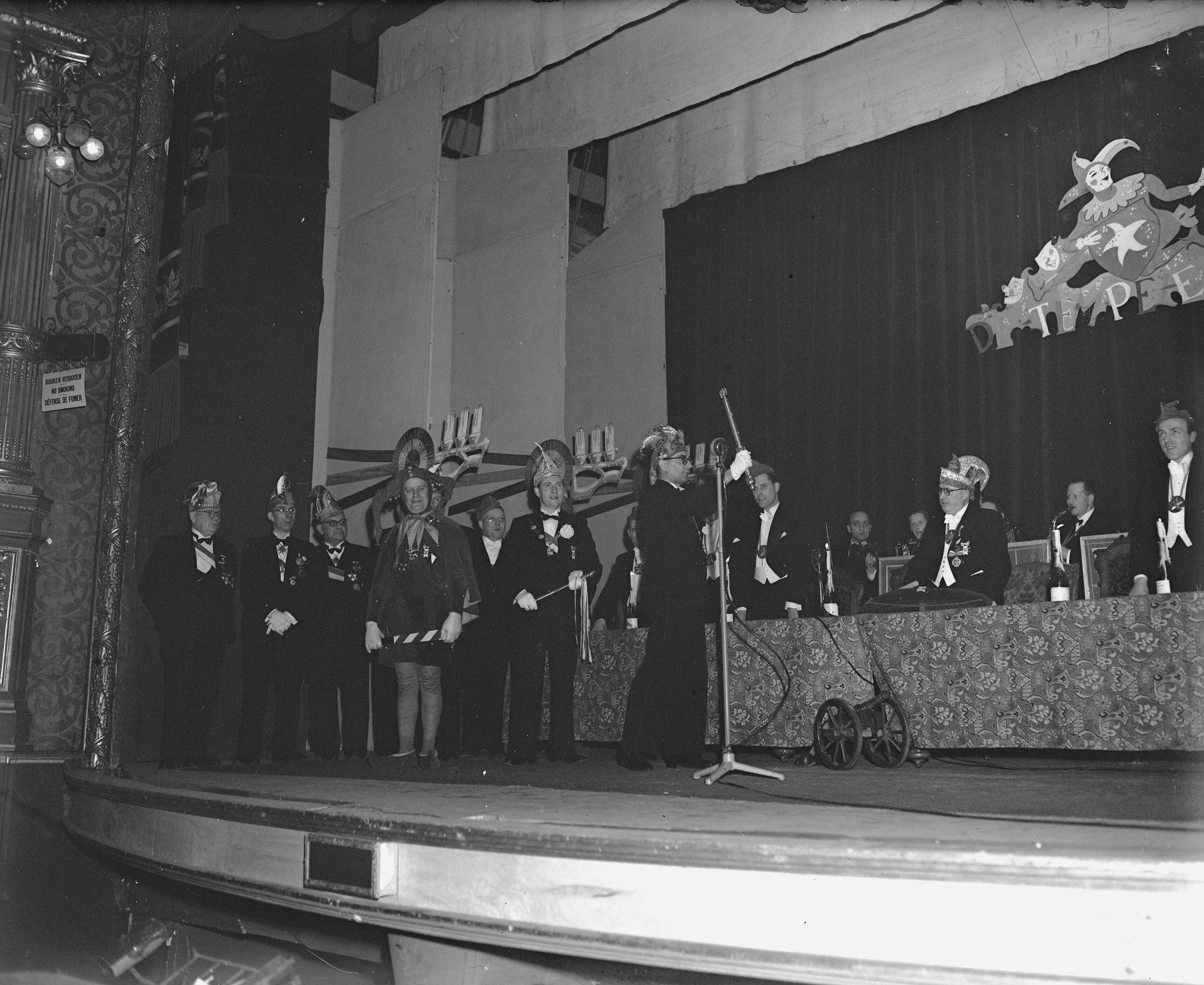Fotocollectie Anefo — Uitroeping van Prins Carnaval 1948 te Maastricht. Raad van Elf wordt toegesproken — Foto: Snikkers, Anton / Anefo. Licentie: Set B: Rechtenvrij / Publiek Domein. Bron: Nationaal Archief. http://hdl.handle.net/10648/a8b1b560-d0b4-102d-bcf8-003048976d84