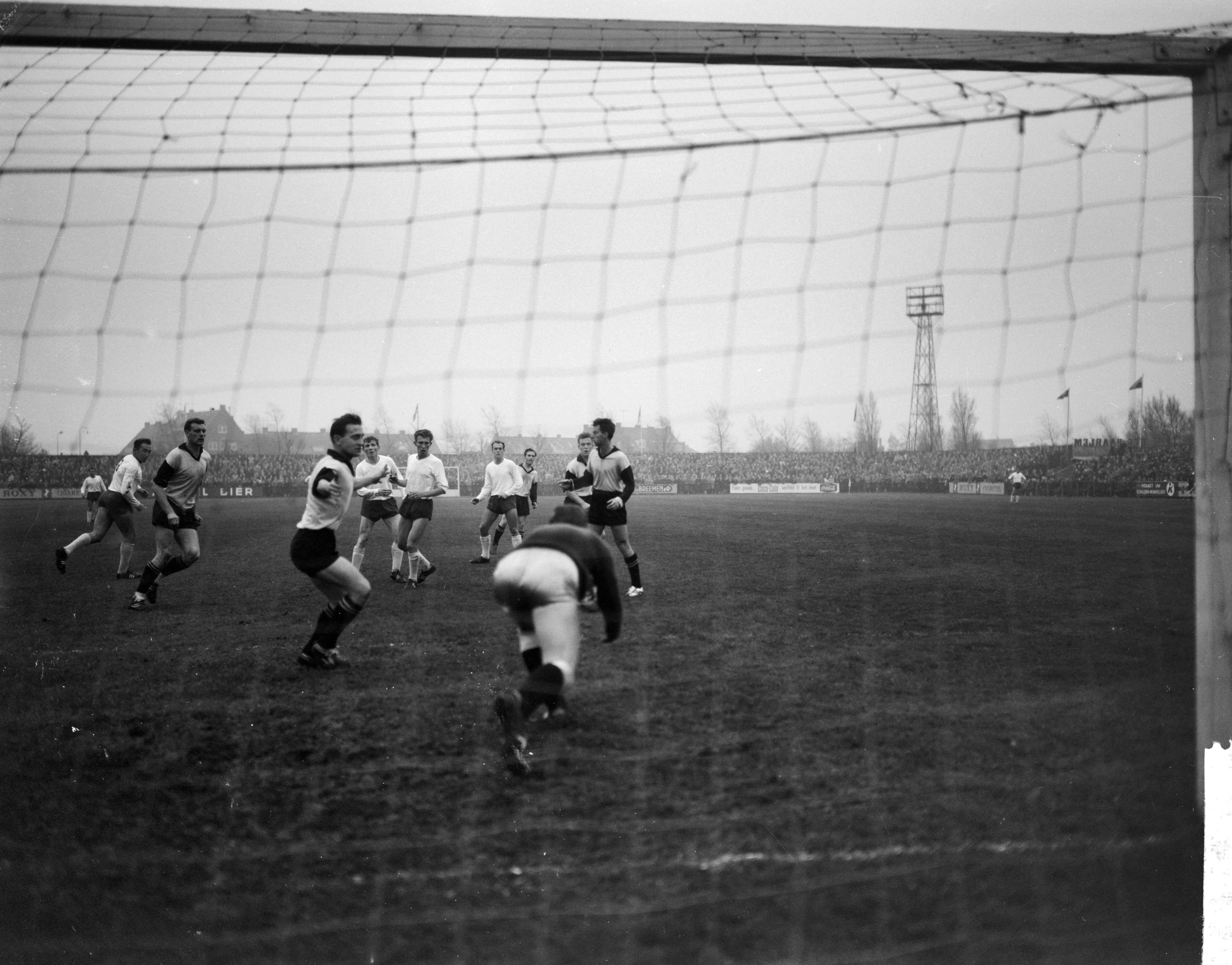 Fotocollectie Anefo — Voetbal. Haarlem tegen 't Gooi 2-0. Spelmoment — Foto: Bilsen, Joop van / Anefo. Licentie: Set B: Rechtenvrij / Publiek Domein. Bron: Nationaal Archief. http://hdl.handle.net/10648/aa2028c8-d0b4-102d-bcf8-003048976d84