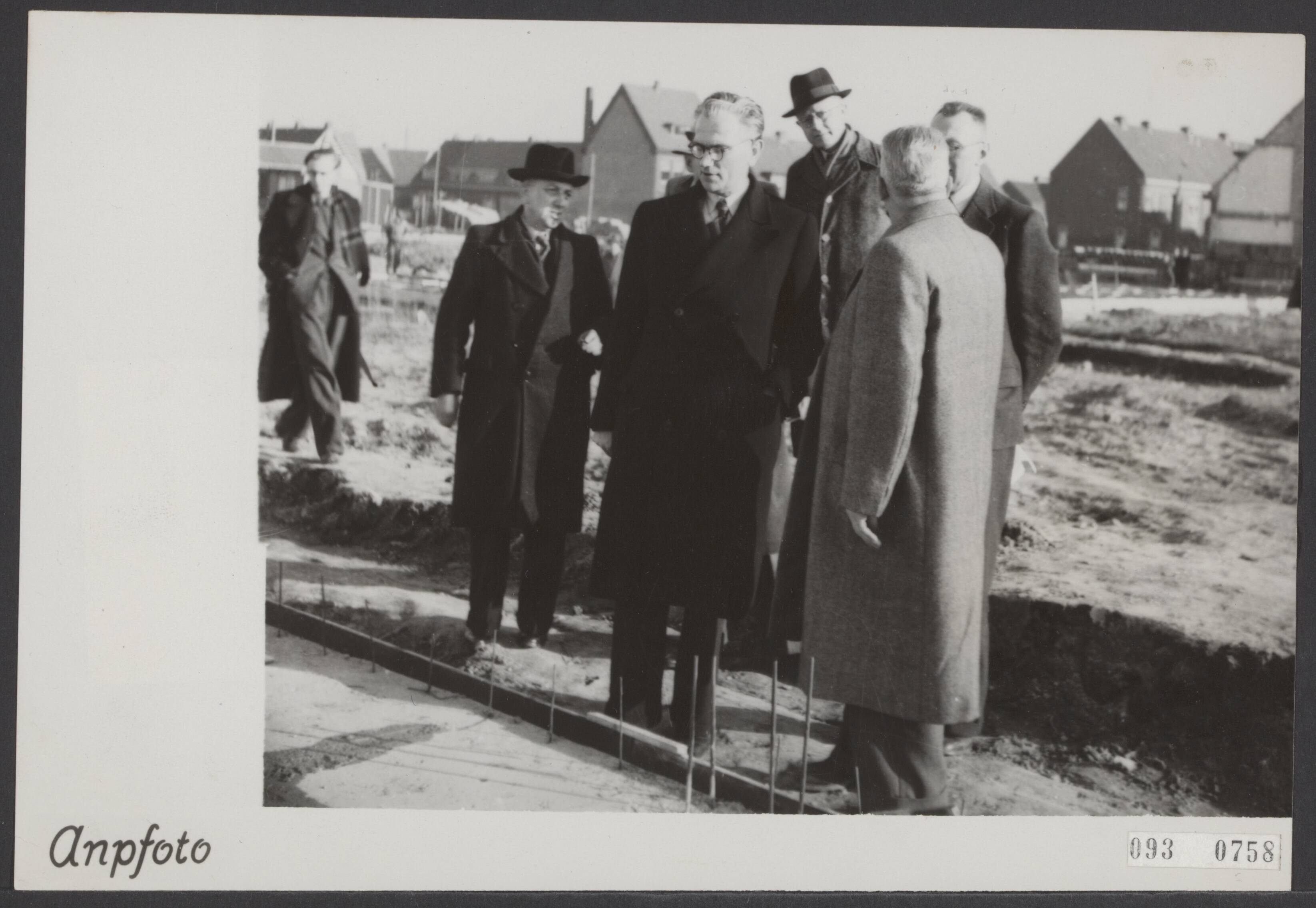 Fotocollectie Elsevier Binnenland — De minister van Wederopbouw en Volkshuisvesting, mr. dr. J. in 't Veld bracht een bezoek aan Walcheren, o.a. de montagebouw te Vlissingen — Foto: ANP / RVD of rechtenvrij. Licentie: Set B: Rechtenvrij / Publiek Domein. Bron: Nationaal Archief. http://hdl.handle.net/10648/ae292f14-d0b4-102d-bcf8-003048976d84