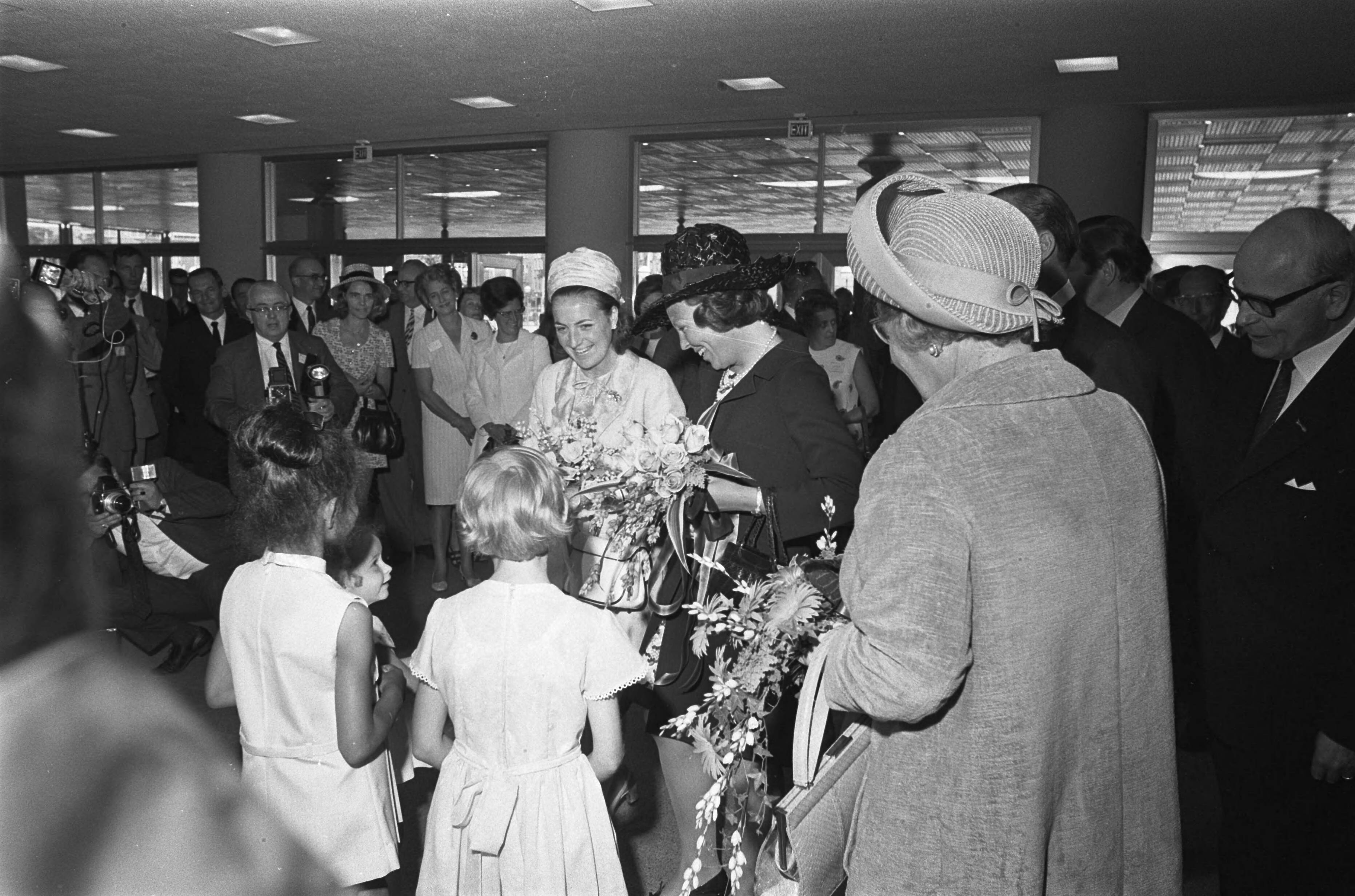 Fotocollectie Anefo — koningin Juliana opent 2e FAO-Wereldvoedselcongres in Congrescentrum, Den Haag ; nr. 26a, nr. 27, 28 jongeren borden buiten — Foto: Mieremet, Rob / Anefo. Licentie: Set B: Rechtenvrij / Publiek Domein. Bron: Nationaal Archief. http://hdl.handle.net/10648/ab99c434-d0b4-102d-bcf8-003048976d84