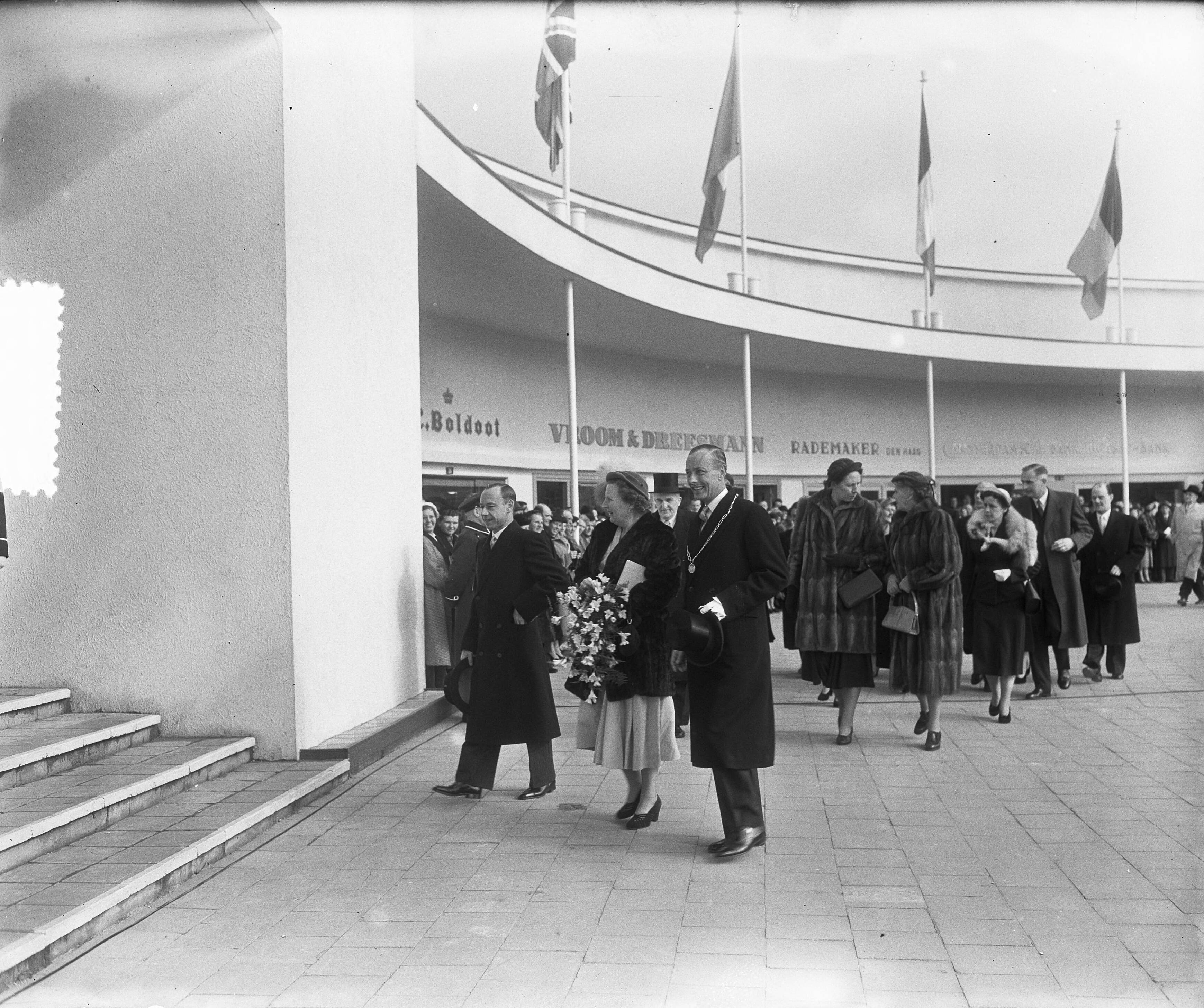 Koningin Juliana opent "Flora" te Heemstede — Foto: Pot, Harry / Anefo. — Licentie: Set B: Rechtenvrij / Publiek Domein. Bron: Nationaal Archief. http://hdl.handle.net/10648/a9083386-d0b4-102d-bcf8-003048976d84
