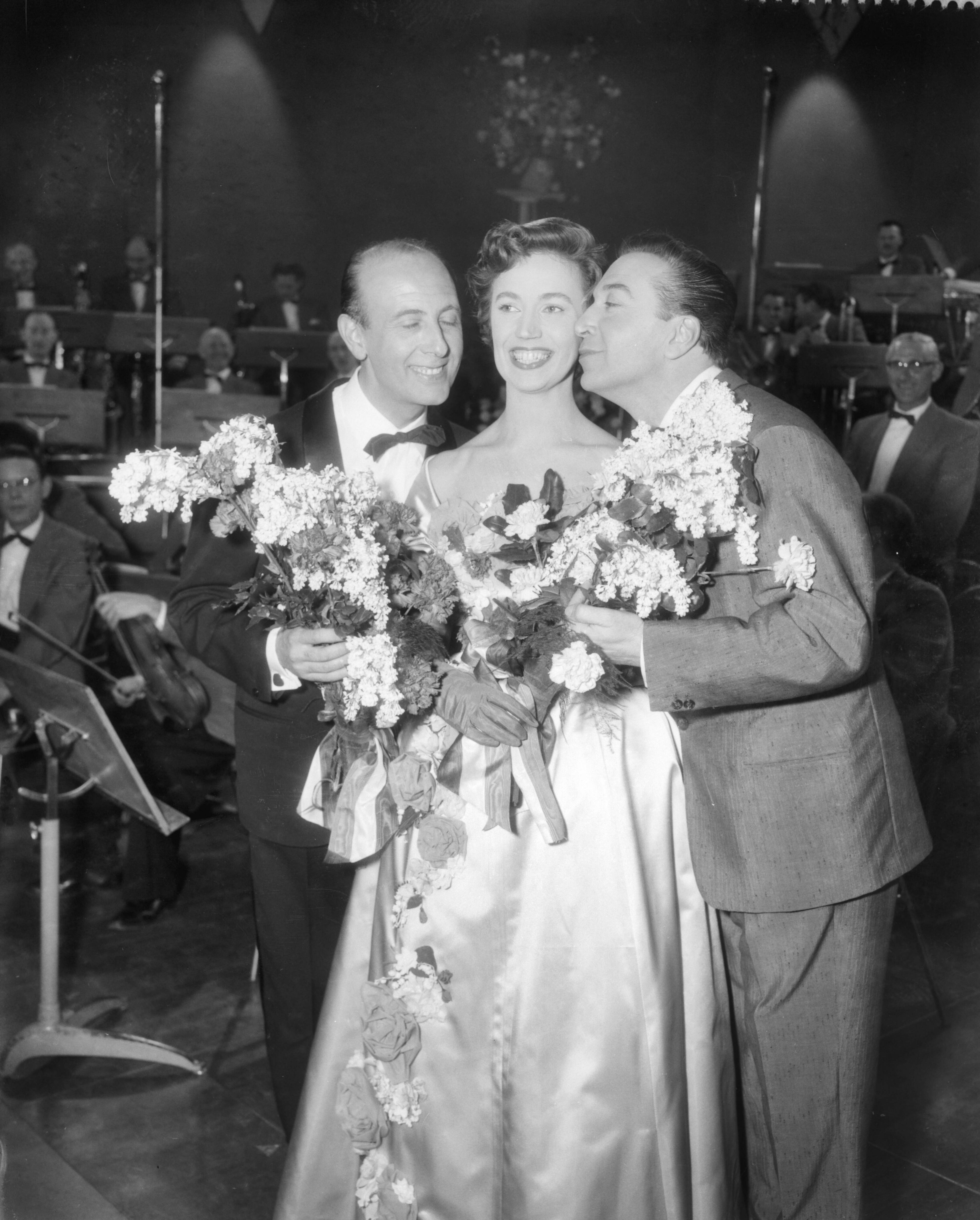 Eurovisie Songfestival 1958 — Eurovisie Songfestival. Dirigent Franck Pourcel, presentatrice Hannie Lips en winnaar André Claveau — Foto: Pot, Harry / Anefo. Licentie: Set B: Rechtenvrij / Publiek Domein. Bron: Nationaal Archief. http://hdl.handle.net/10648/a977513a-d0b4-102d-bcf8-003048976d84