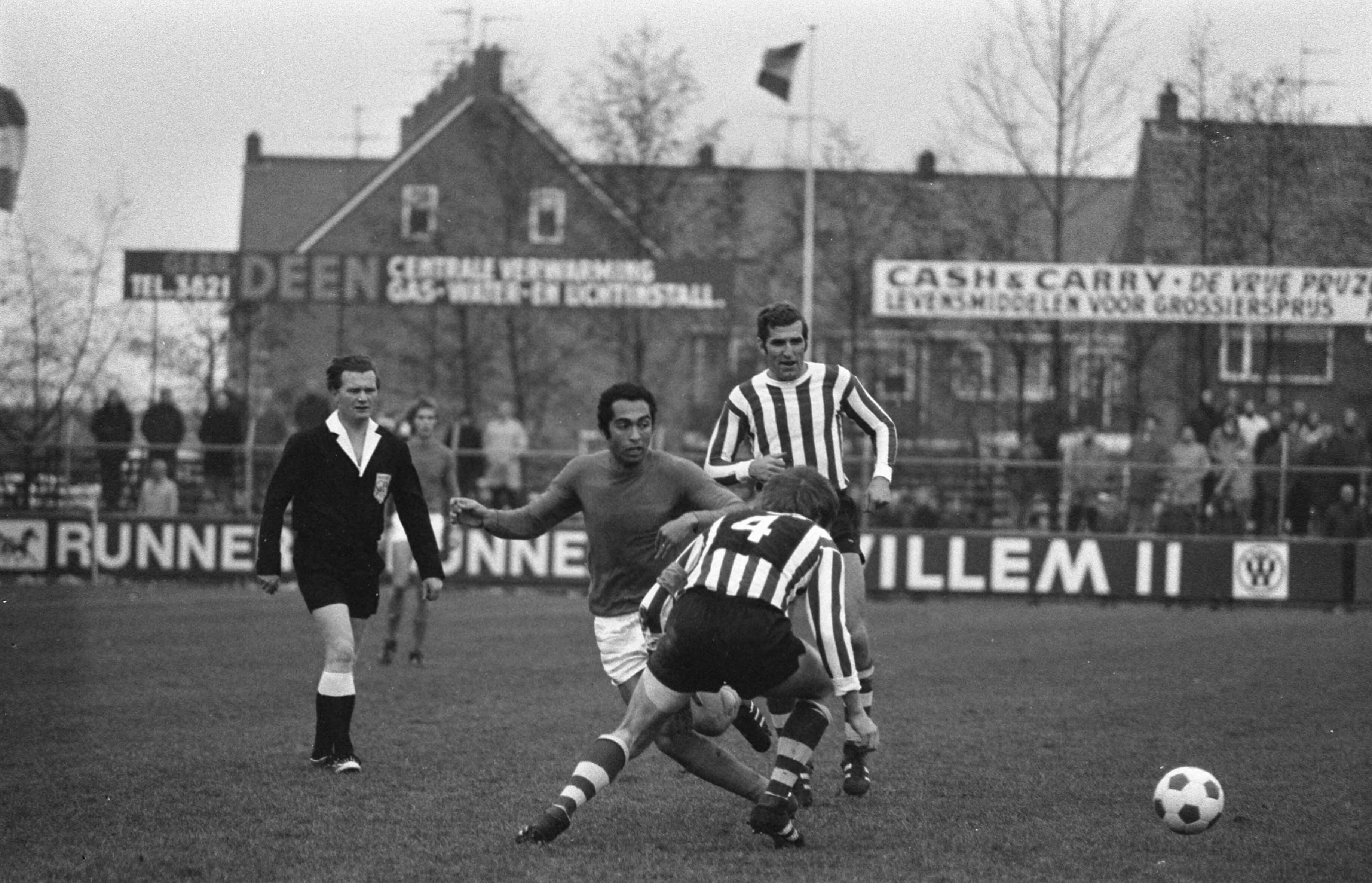 Fotocollectie Anefo — Volendam tegen Sparta 102, nieuwe Volendamspeler Ferreira (links) in duel met Bosveld — Foto: Evers, Joost / Anefo. Licentie: Set B: Rechtenvrij / Publiek Domein. Bron: Nationaal Archief. http://hdl.handle.net/10648/abdb7f82-d0b4-102d-bcf8-003048976d84