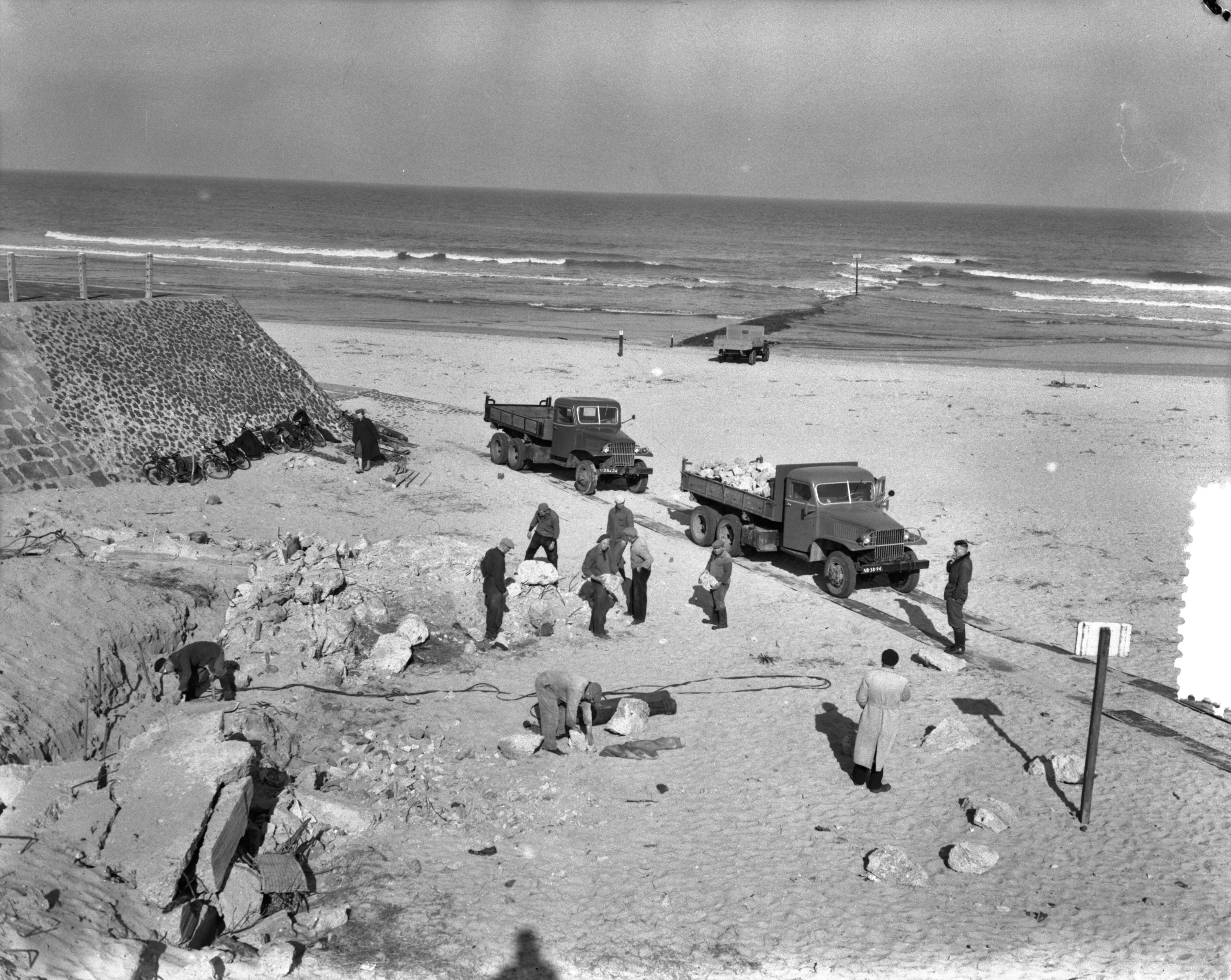 Fotocollectie Anefo — Scheveningen. Reparatie aan kustwerken — Foto: Duinen, G.W. van / Anefo. Licentie: Set B: Rechtenvrij / Publiek Domein. Bron: Nationaal Archief. http://hdl.handle.net/10648/a90a9360-d0b4-102d-bcf8-003048976d84
