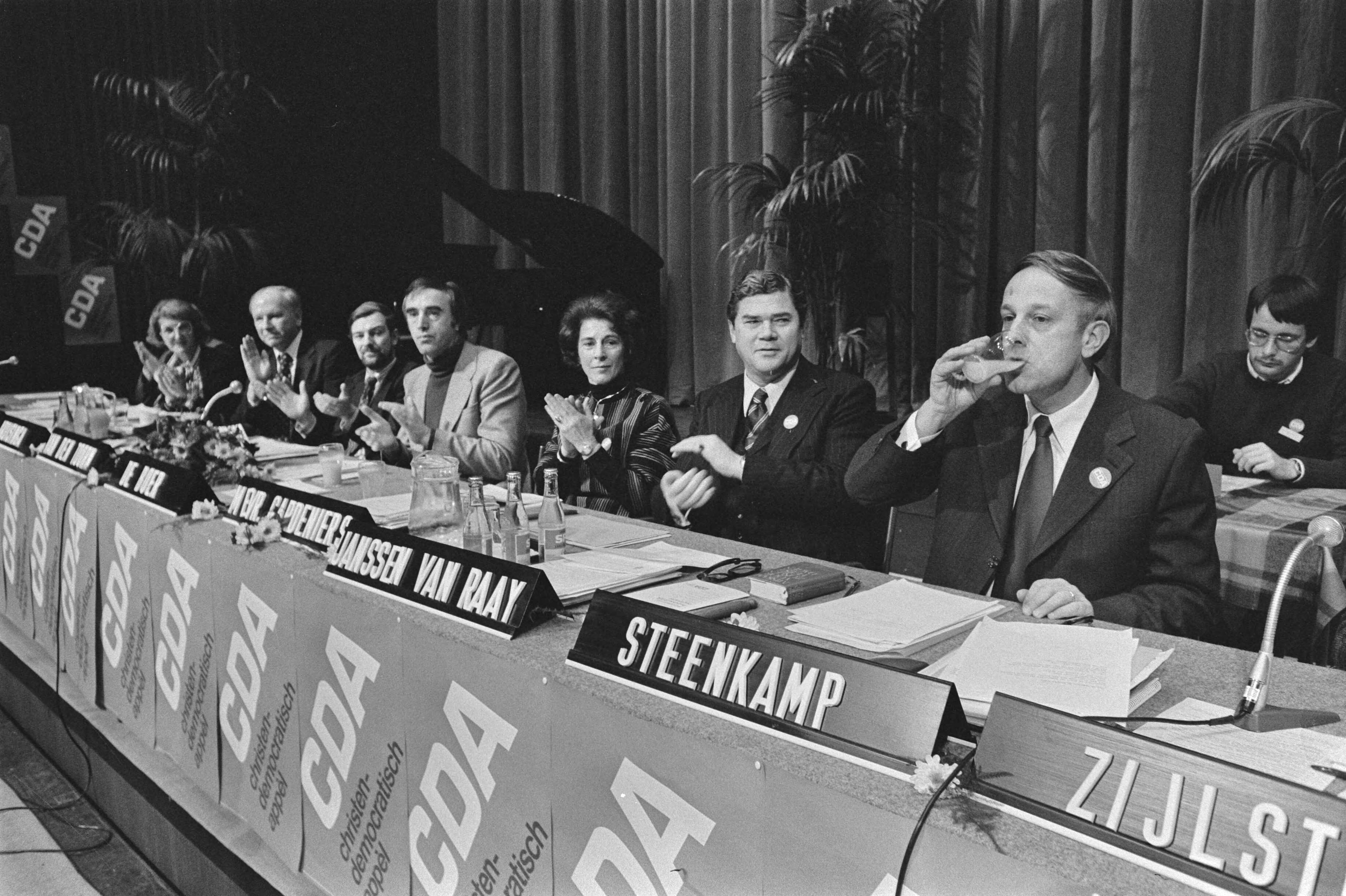 Fotocollectie Anefo — CDA-congres in Den Haag (1e dag); CDA-bestuur — Foto: Verhoeff, Bert / Anefo. Licentie: Set B: Rechtenvrij / Publiek Domein. Bron: Nationaal Archief. http://hdl.handle.net/10648/ac91b950-d0b4-102d-bcf8-003048976d84