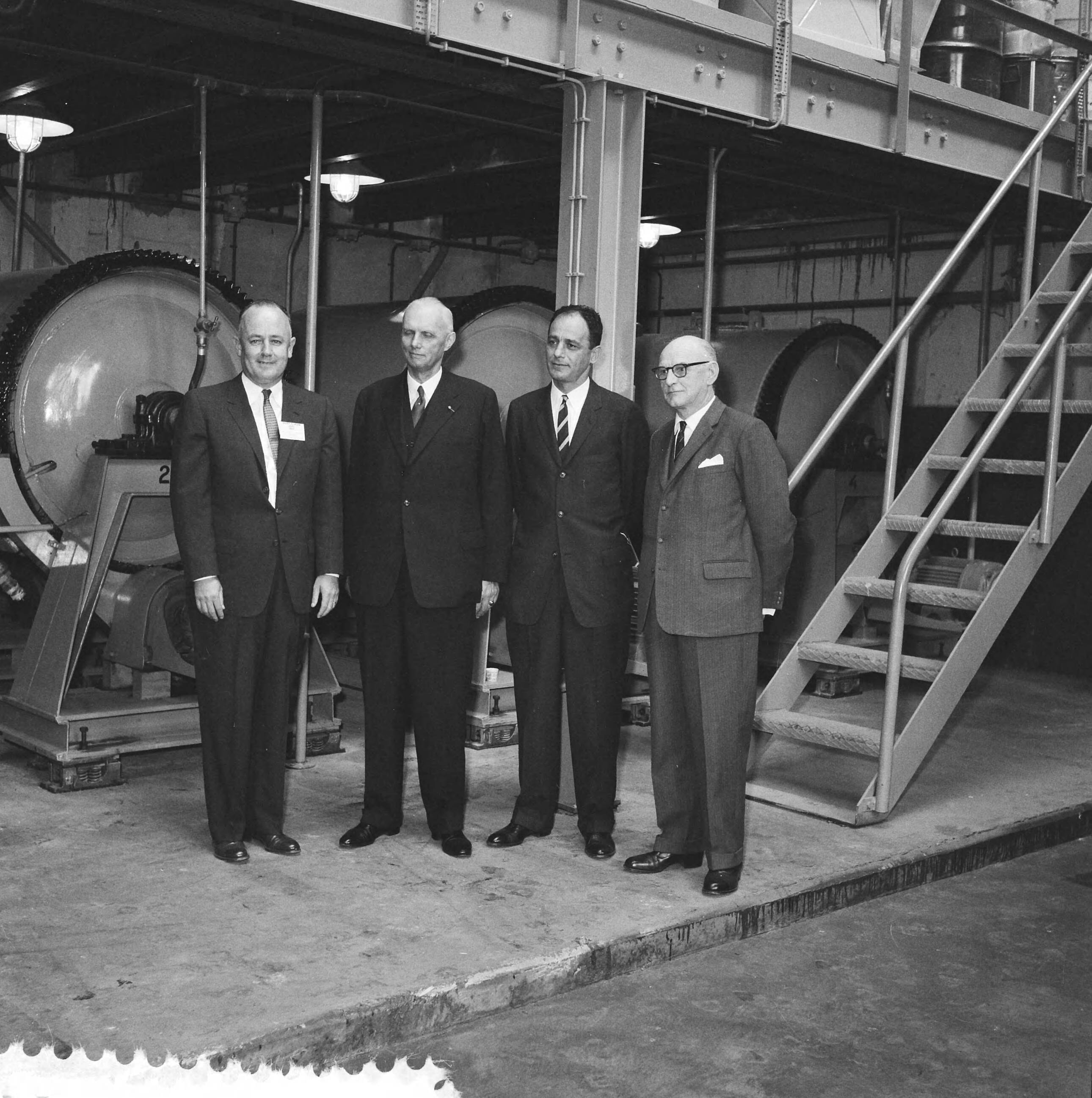 Fotocollectie Anefo — Opening fabriek Rust-Oleum te Haarlem. Vier mannen poseren. Vlnr. president-directeur Robert Fergusson jr., zoon van de oprichter, de Haarlemse wethouder J.A. Schippers, [de Amerikaanse ambassaderaad E.R. Freed?] en [de voorzitter van de Kamer van Koophandel, B.F. Enschedé?] — Foto: Behrens, Herbert F. / Anefo. Licentie: Set B: Rechtenvrij / Publiek Domein. Bron: Nationaal Archief. http://hdl.handle.net/10648/a9b22a80-d0b4-102d-bcf8-003048976d84