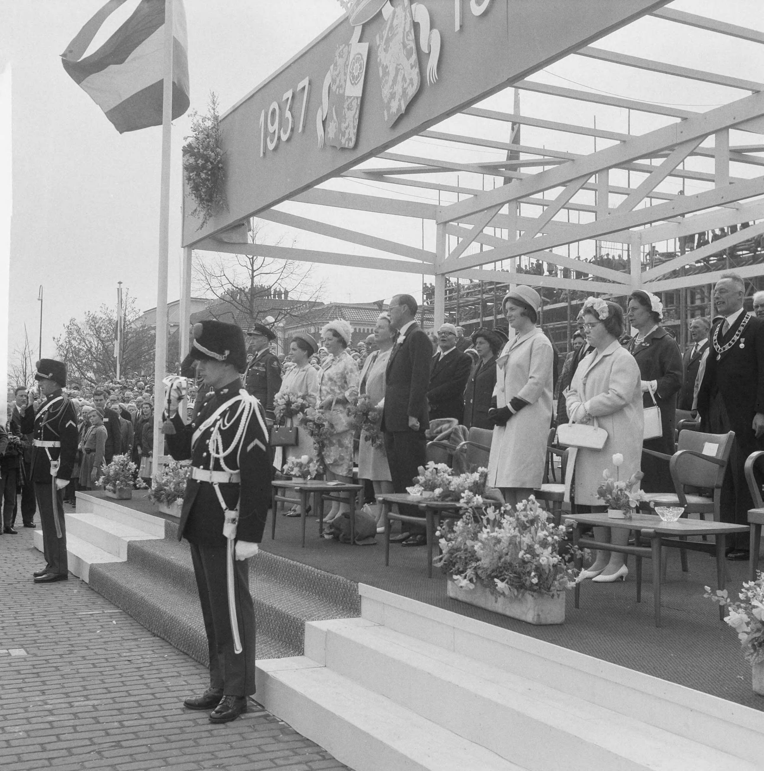 Koninklijk bezoek aan Groningen en Friesland (1962) — Koninklijk bezoek aan Leeuwarden — Foto: Merk, Ben / Anefo. Licentie: Set B: Rechtenvrij / Publiek Domein. Bron: Nationaal Archief. http://hdl.handle.net/10648/aa073994-d0b4-102d-bcf8-003048976d84