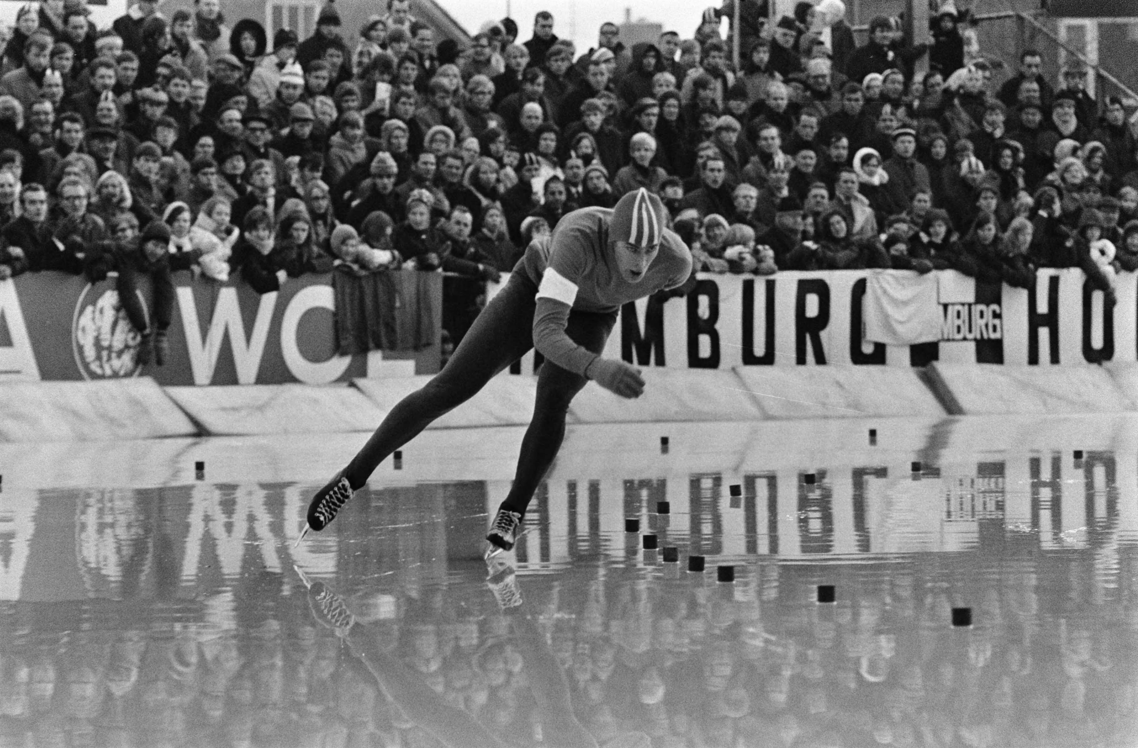 Nederlandse kampioenschappen schaatsen dames en heren te Deventer. — Nederlandse kampioenschappen schaatsen dames en heren te Deventer. Schenk — Foto: Fotograaf Onbekend / Anefo. Licentie: Set B: Rechtenvrij / Publiek Domein. Bron: Nationaal Archief. http://hdl.handle.net/10648/ab88dd7c-d0b4-102d-bcf8-003048976d84