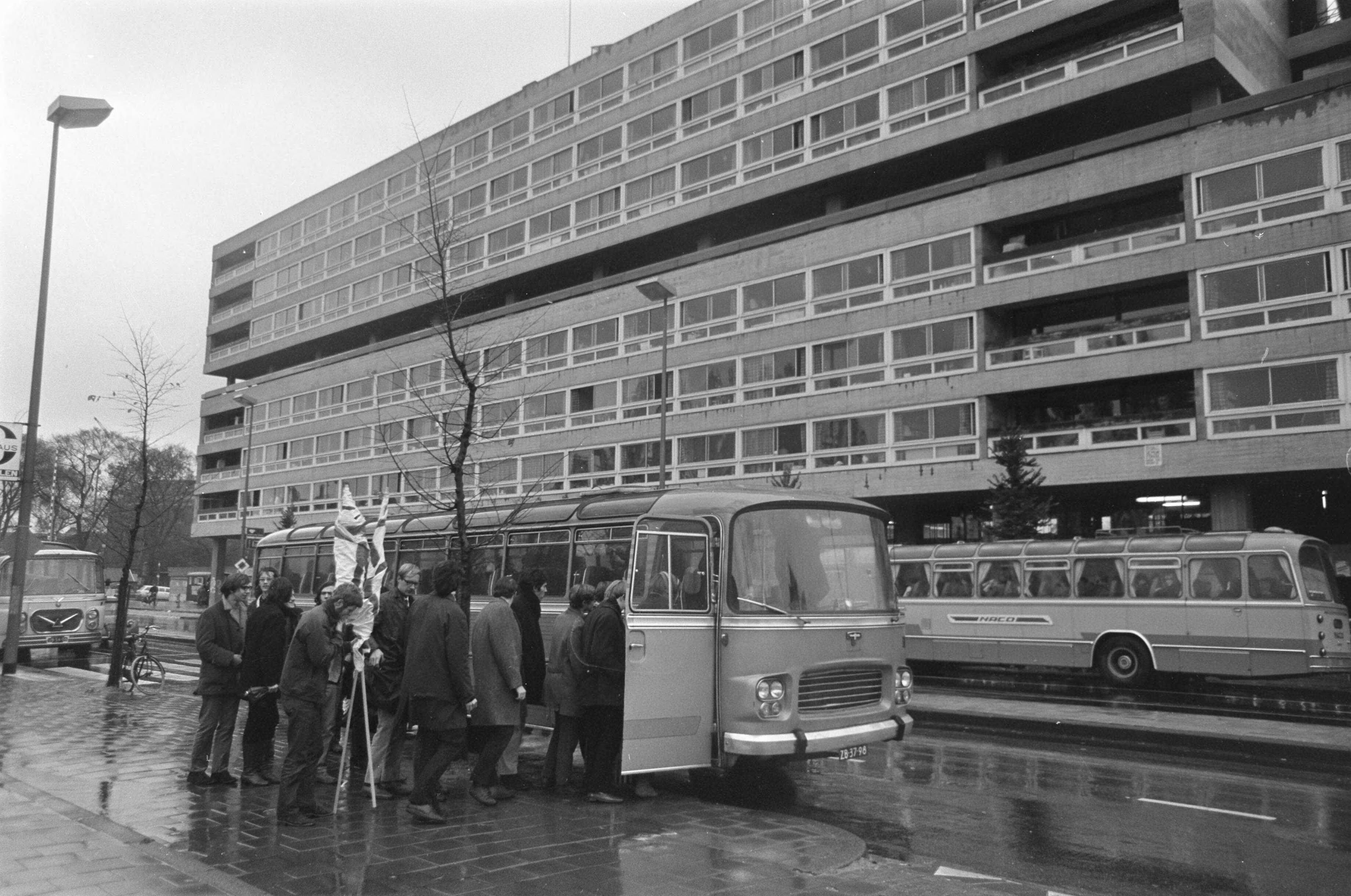 Fotocollectie Anefo — Studenten demonstreren tegen Numerus Fixus Amsterdamse studenten vertrekken naar Den Haag met bussen om te demonstreren — Foto: Nijs, Jac. de / Anefo. Licentie: Set B: Rechtenvrij / Publiek Domein. Bron: Nationaal Archief. http://hdl.handle.net/10648/ab53c9e8-d0b4-102d-bcf8-003048976d84
