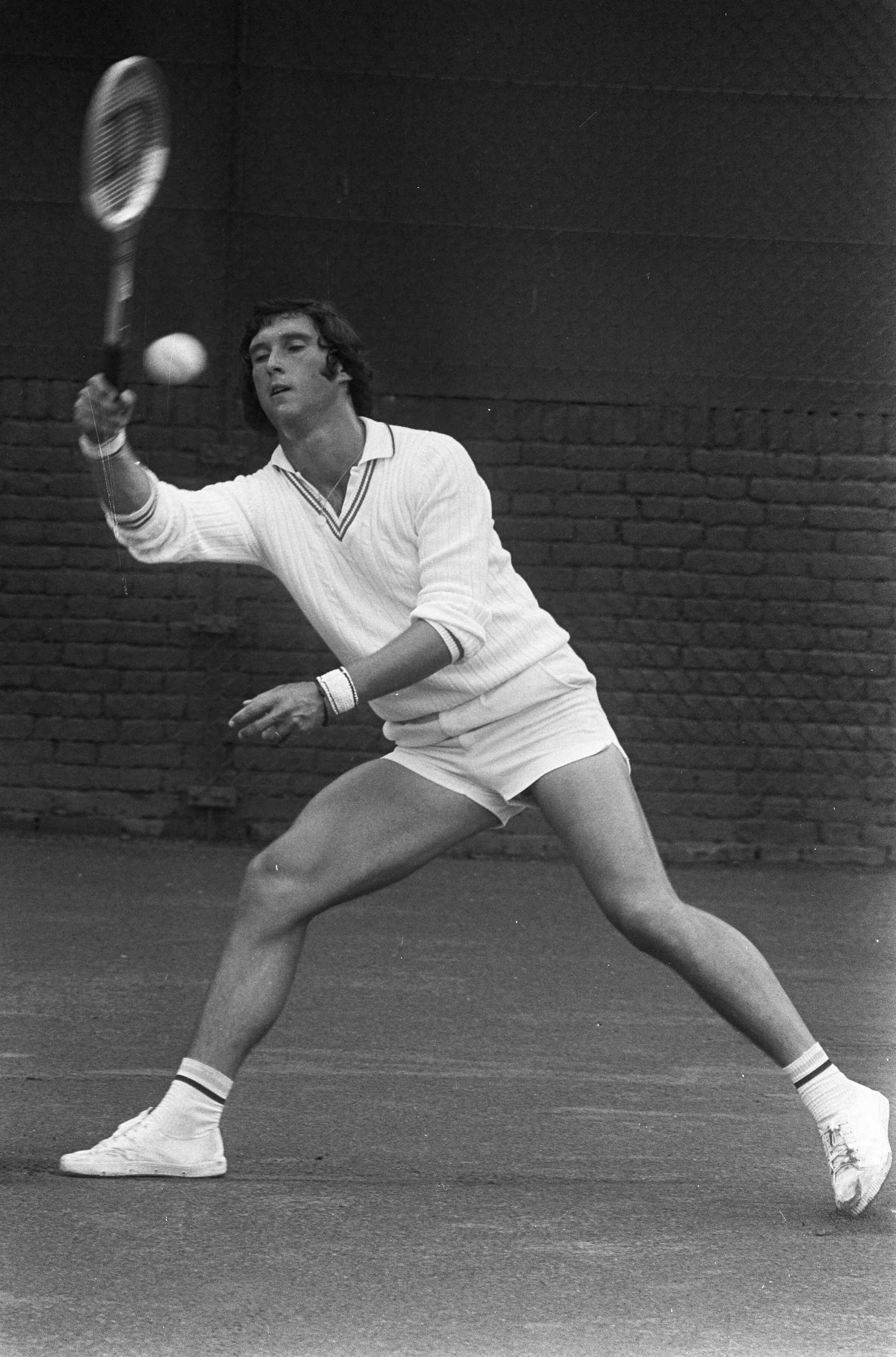 Fotocollectie Anefo — Internationaal tennistoernooi Melkhuisje te Hilversum, Jan Hordijk in aktie — Foto: Verhoeff, Bert / Anefo. Licentie: Set B: Rechtenvrij / Publiek Domein. Bron: Nationaal Archief. http://hdl.handle.net/10648/ac31be9c-d0b4-102d-bcf8-003048976d84