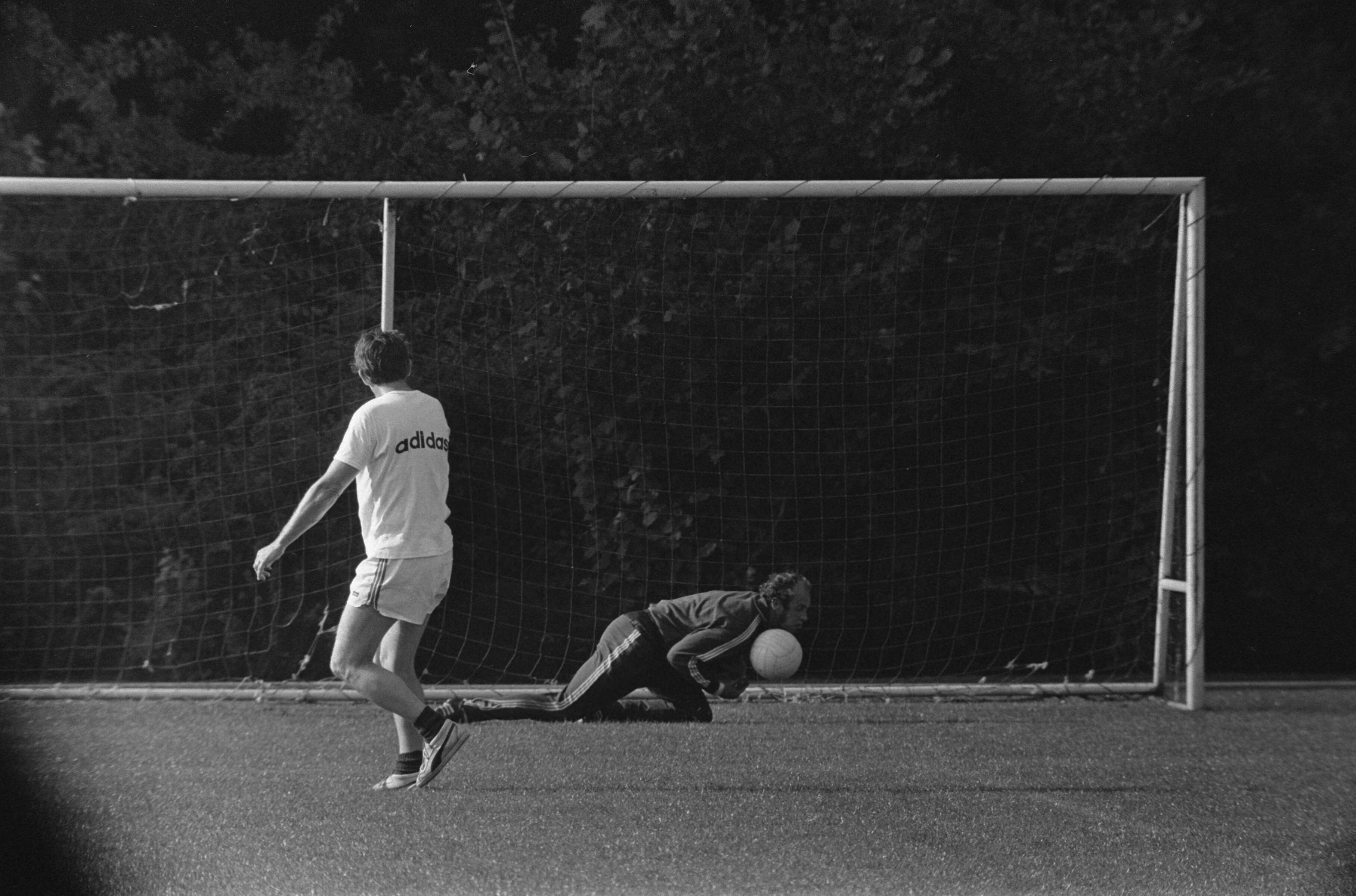 Fotocollectie Anefo — Feijenoord traint in KNVB-centrum, Zeist voor wedstrijd tegen Estudiantes — Foto: Koch, Eric / Anefo. Licentie: Set B: Rechtenvrij / Publiek Domein. Bron: Nationaal Archief. http://hdl.handle.net/10648/aba28f10-d0b4-102d-bcf8-003048976d84