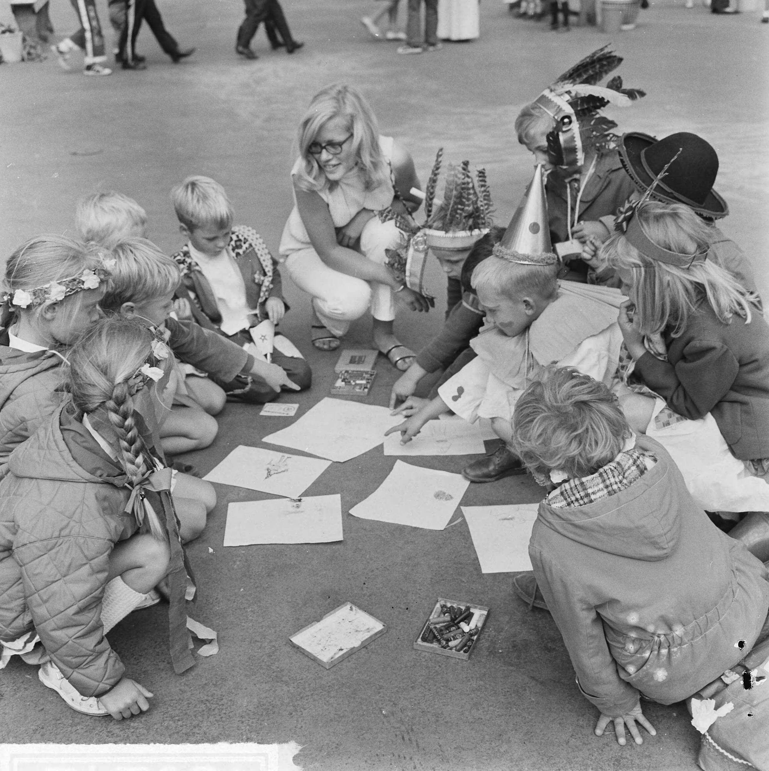 Fotocollectie Anefo — Kinderfeest in de RAI, tekeningen worden aandachtig bekeken — Foto: Evers, Joost / Anefo. Licentie: Set B: Rechtenvrij / Publiek Domein. Bron: Nationaal Archief. http://hdl.handle.net/10648/aab7f4c8-d0b4-102d-bcf8-003048976d84