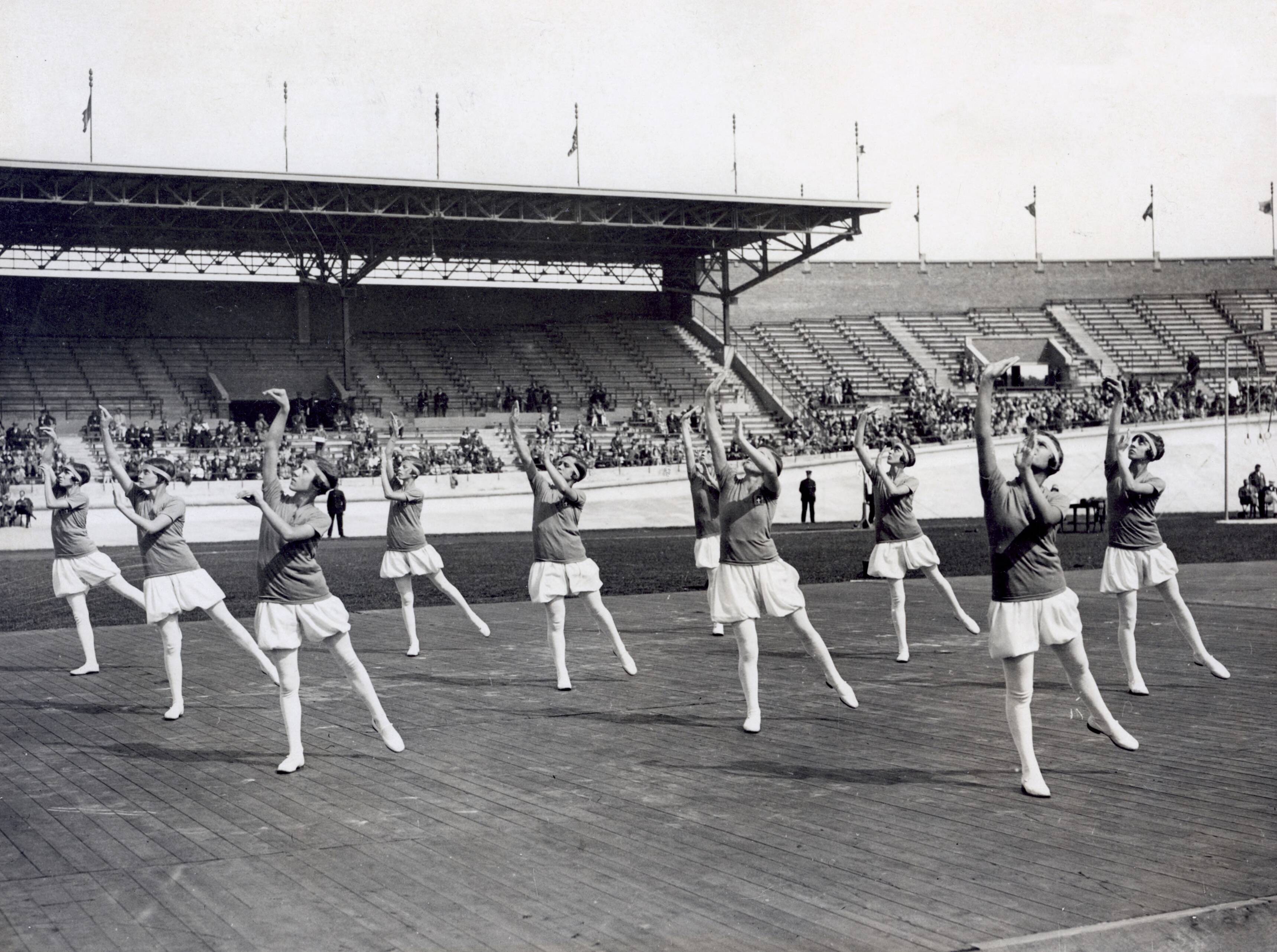 Sport — Sport, Olympische Spelen Amsterdam, 1928 : Het Italiaanse damesteam meerkamp turnen in actie. Het zou tweede worden. — Foto: Fotograaf Onbekend / Algemeen Fotobureau Amsterdam / Rechtenvrij (05589). Licentie: Set B: Rechtenvrij / Publiek Domein. Bron: Nationaal Archief. http://hdl.handle.net/10648/35429da7-08dc-a382-e063-6df0900a6686