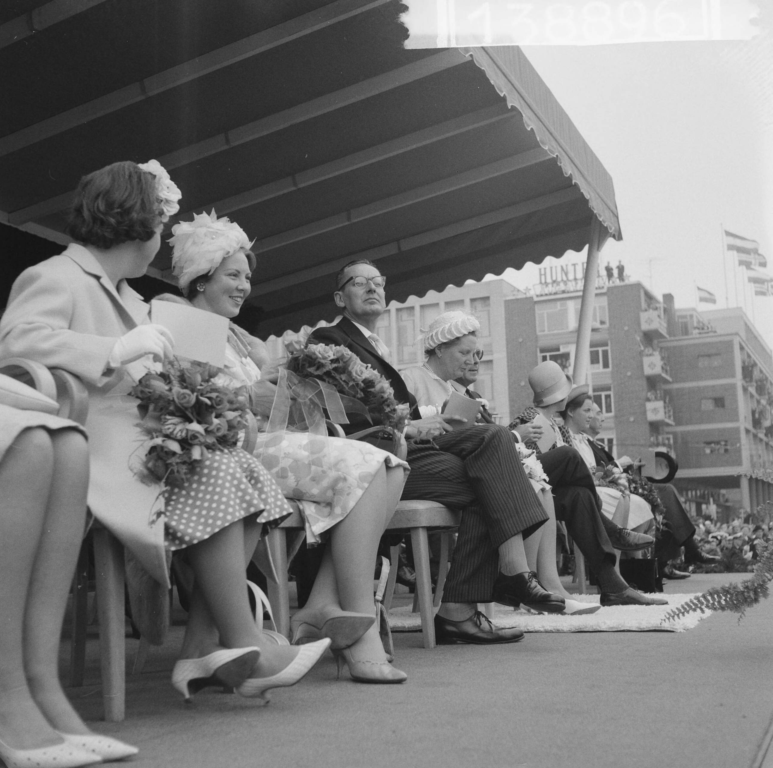 Koninklijk bezoek aan Groningen en Friesland (1962) — Koninklijk bezoek aan Groningen — Foto: Merk, Ben / Anefo. Licentie: Set B: Rechtenvrij / Publiek Domein. Bron: Nationaal Archief. http://hdl.handle.net/10648/aa071f36-d0b4-102d-bcf8-003048976d84