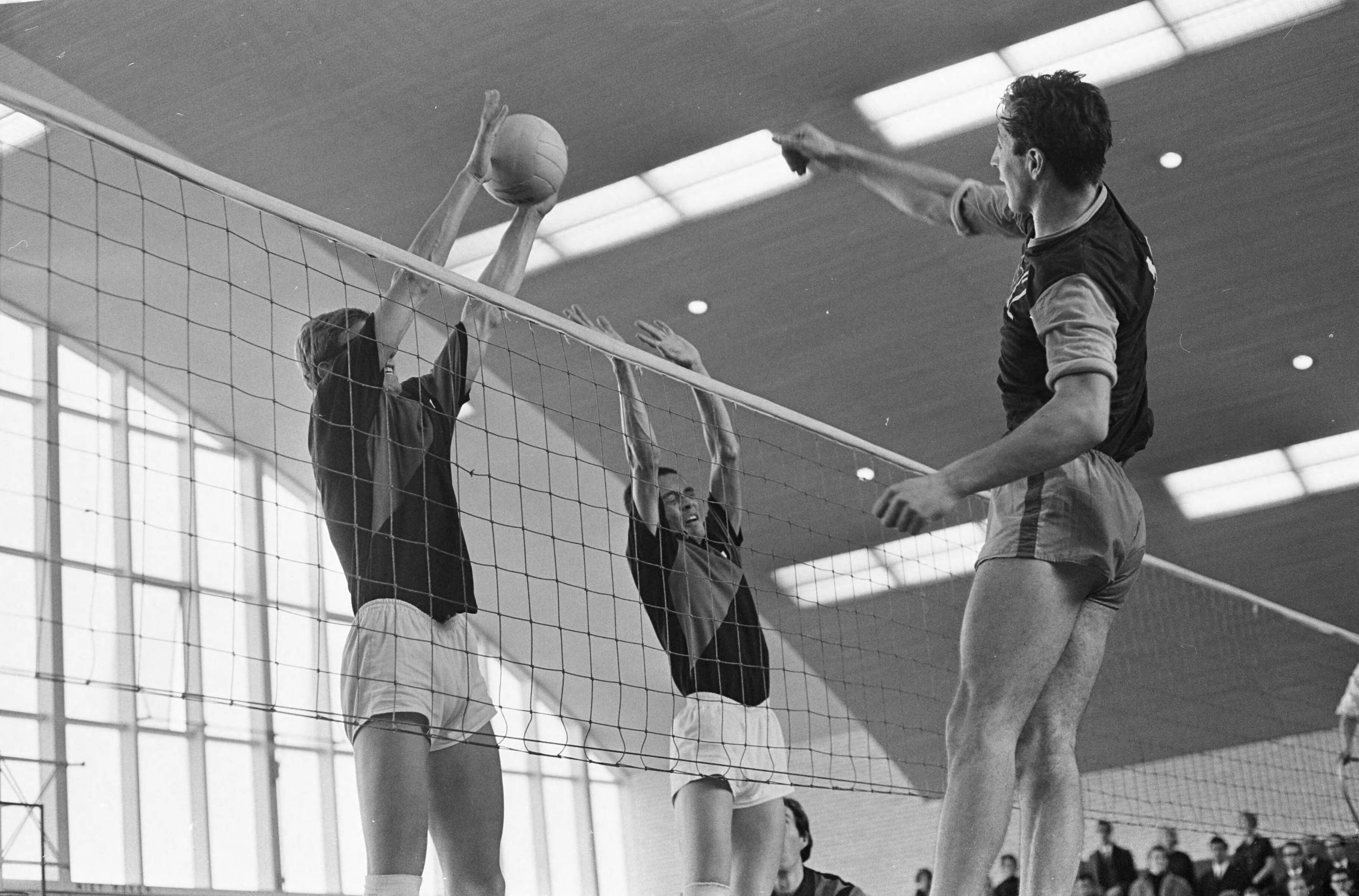 Fotocollectie Anefo — Volleybal Blokkeer tegen Dukla, spelmomenten — Foto: Kroon, Ron / Anefo. Licentie: Set B: Rechtenvrij / Publiek Domein. Bron: Nationaal Archief. http://hdl.handle.net/10648/aae10d2c-d0b4-102d-bcf8-003048976d84