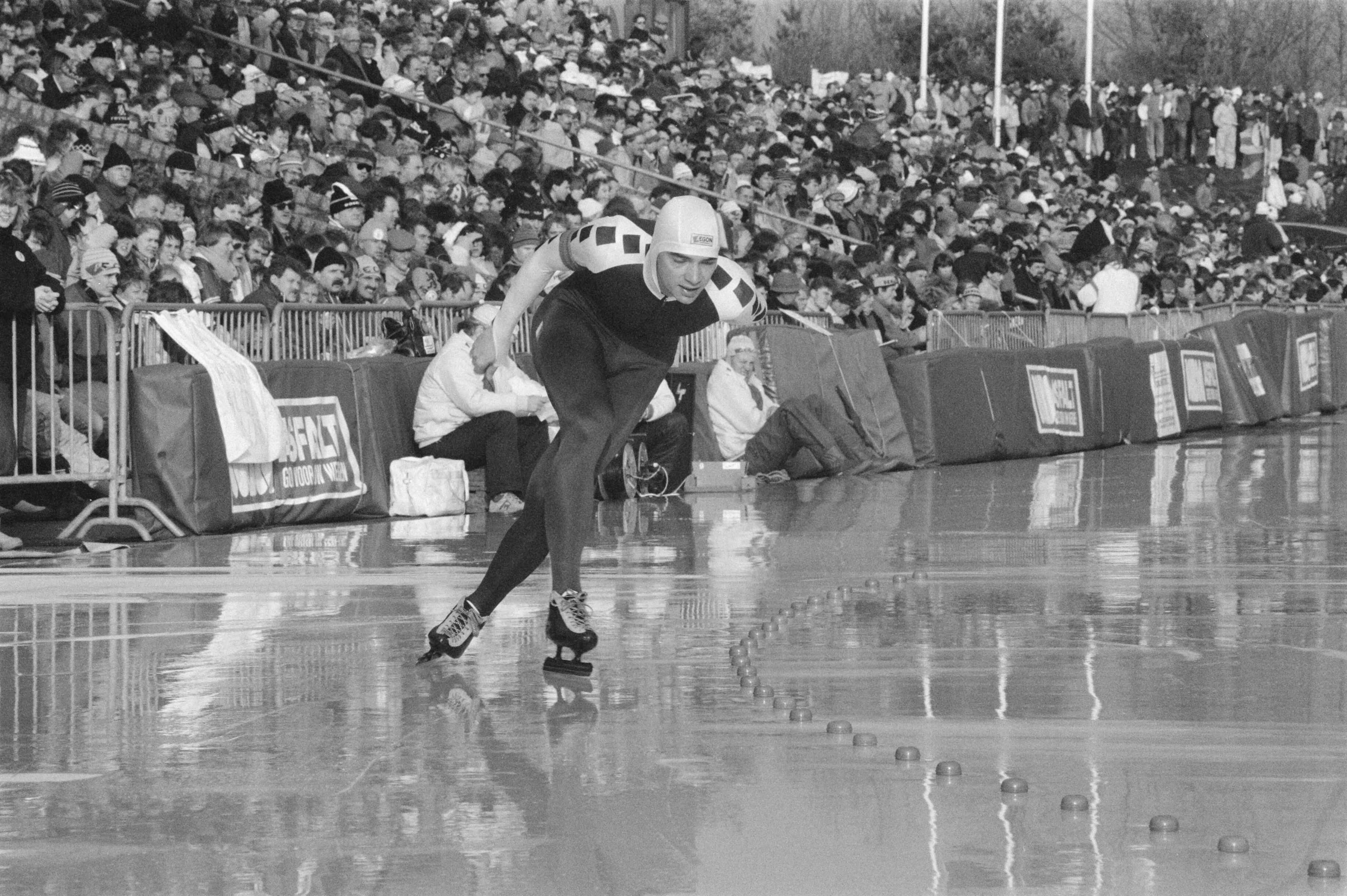 Fotocollectie Anefo — EK schaatsen heren in Den Haag ; Leo Visser in actie — Foto: Croes, Rob C. / Anefo. Licentie: Set B: Rechtenvrij / Publiek Domein. Bron: Nationaal Archief. http://hdl.handle.net/10648/ad67dbc0-d0b4-102d-bcf8-003048976d84