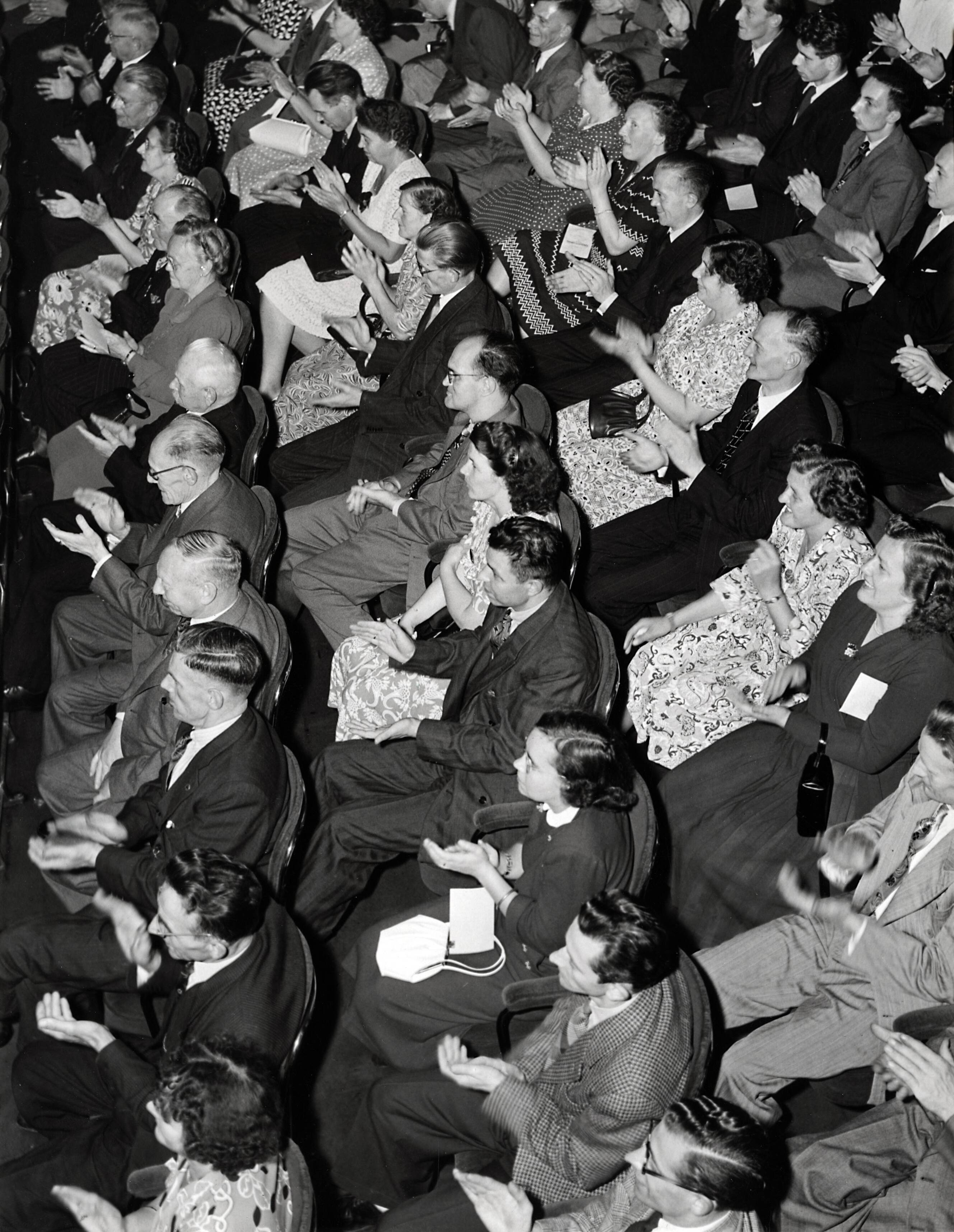 Drukkerij Spaarnestad — [40-jarig jubileum N.V. De Spaarnestad] [feestavond in de Stadsschouwburg] — Foto: Fotograaf Onbekend / Fotobureau onbekend / Spaarnestad Photo (05887). Licentie: Set B: Rechtenvrij / Publiek Domein. Bron: Nationaal Archief. http://hdl.handle.net/10648/35429da6-3a10-a382-e063-6df0900a6686