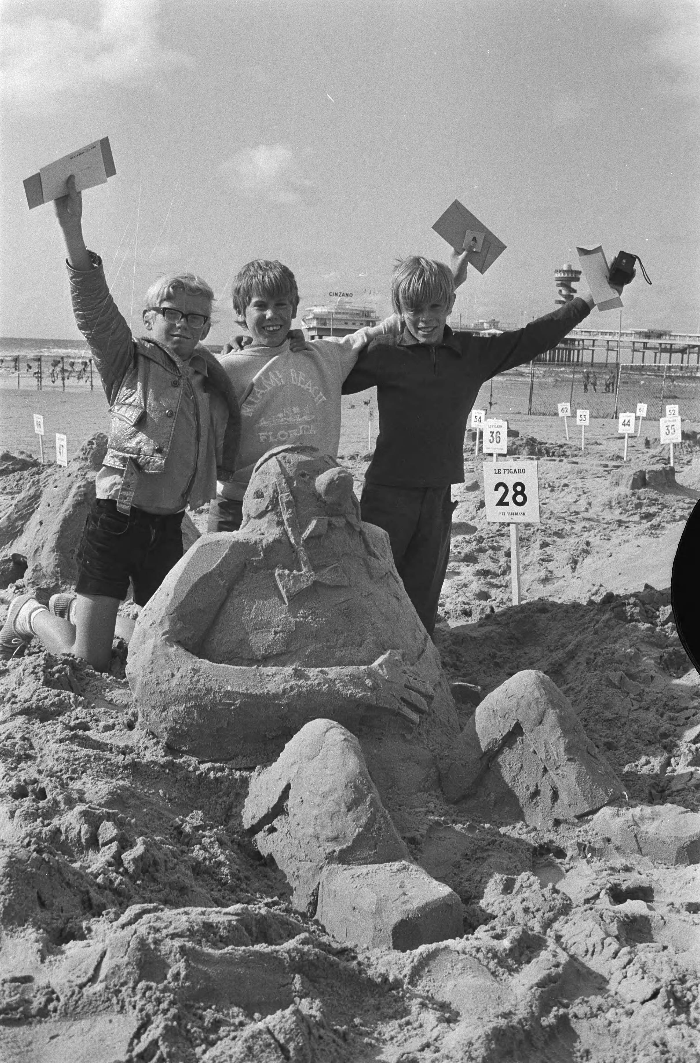 Fotocollectie Anefo — Nationale zandbouwwedstrijd in Scheveningen, de winnaars v.l.n.r. K. Barnhorn , F. Putman , H. Maat — Foto: Peters, Hans / Anefo. Licentie: Set B: Rechtenvrij / Publiek Domein. Bron: Nationaal Archief. http://hdl.handle.net/10648/abc6c808-d0b4-102d-bcf8-003048976d84