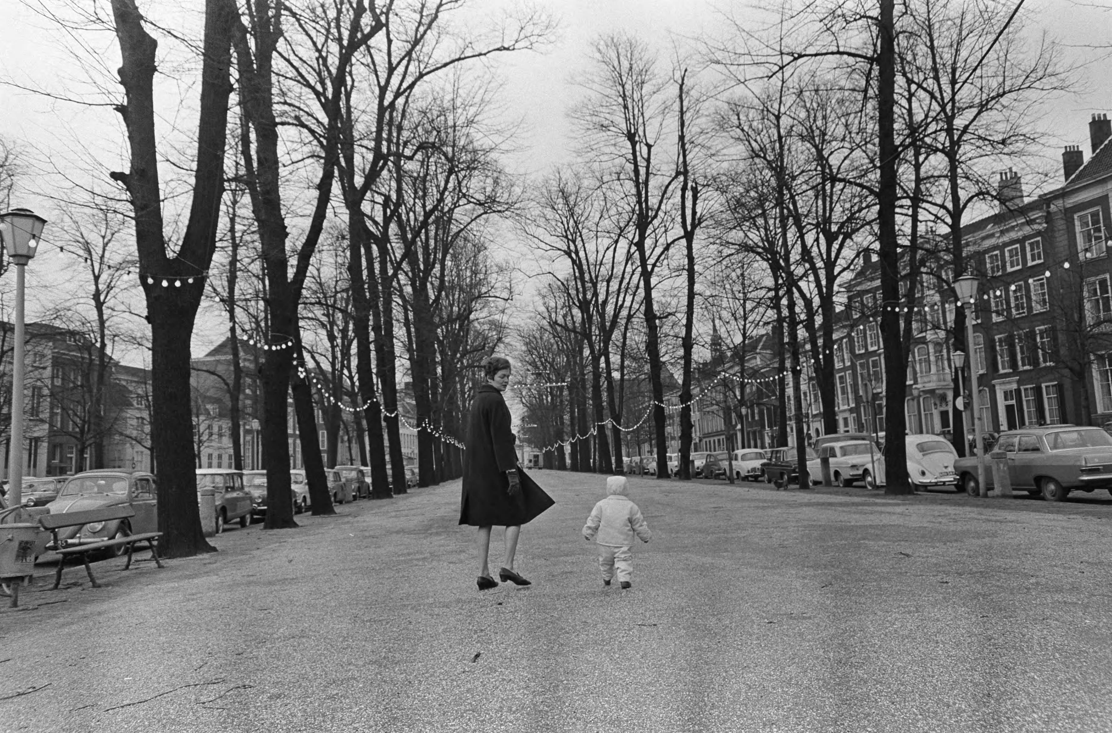 Fotocollectie Anefo — Den Haag maakt zich mooi. Moeder met peuter op de Lange Voorhout — Foto: Kroon, Ron / Anefo. Licentie: Set B: Rechtenvrij / Publiek Domein. Bron: Nationaal Archief. http://hdl.handle.net/10648/aad9fbea-d0b4-102d-bcf8-003048976d84