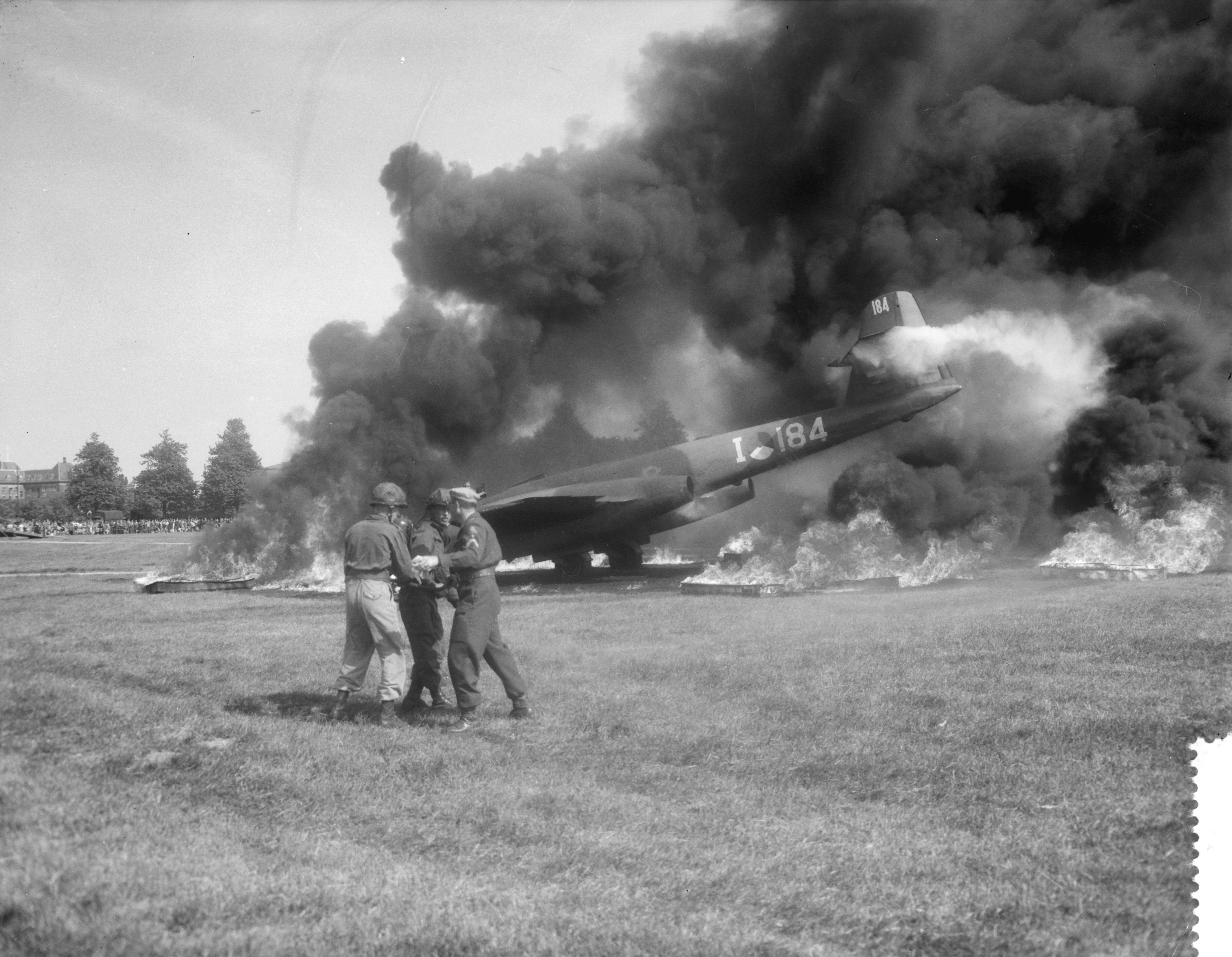 Fotocollectie Anefo — Militaire demonstraties op het Malieveld in Den Haag i.v.m. 60-jarig bestaan van de Onderofficiersvereniging "Ons Belang" — Foto: Noske, J.D. / Anefo. Licentie: Set B: Rechtenvrij / Publiek Domein. Bron: Nationaal Archief. http://hdl.handle.net/10648/a97dedd8-d0b4-102d-bcf8-003048976d84